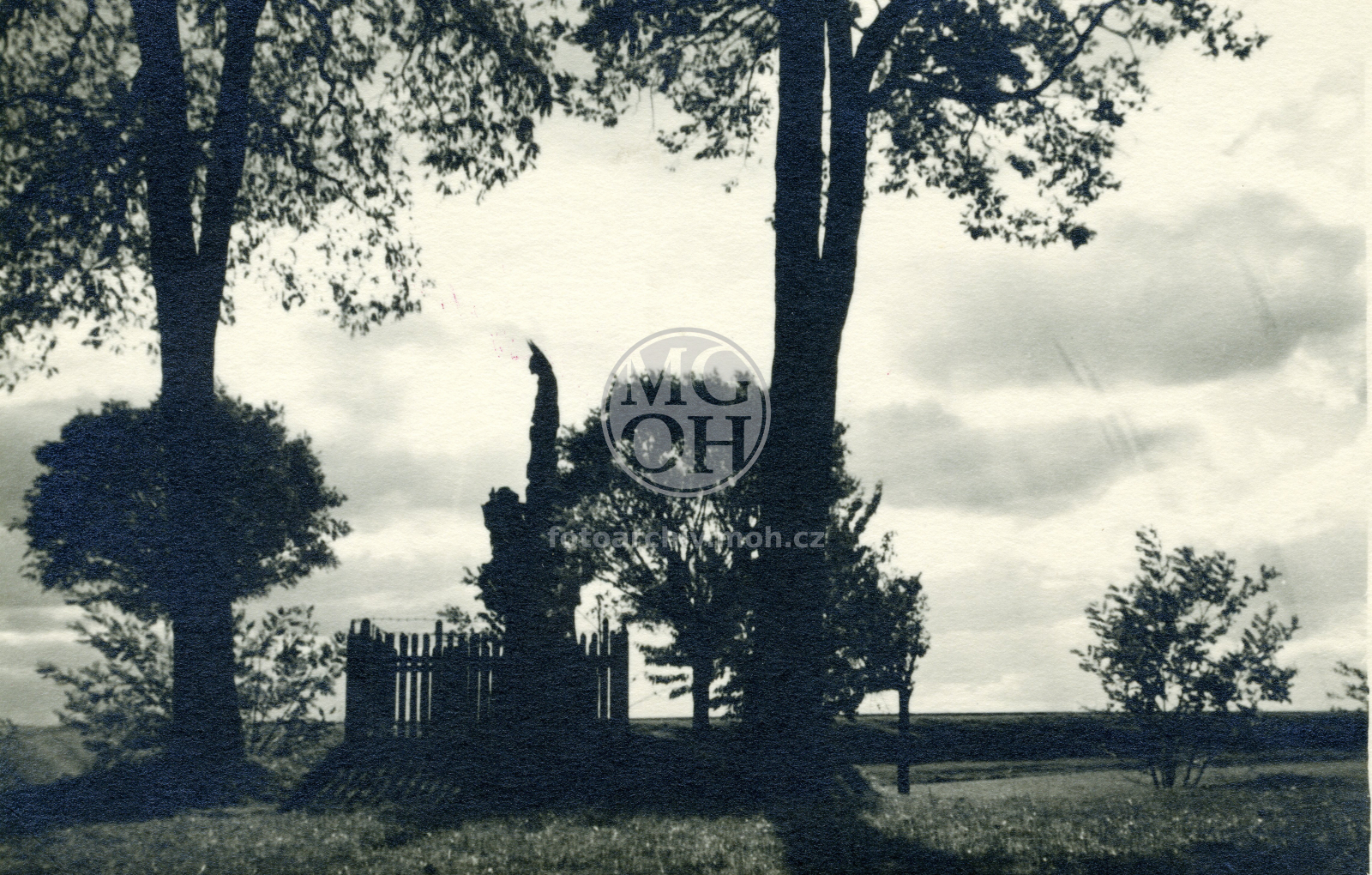 Fotografie - Plastika Kristus v okovech při silnici k Lokotu