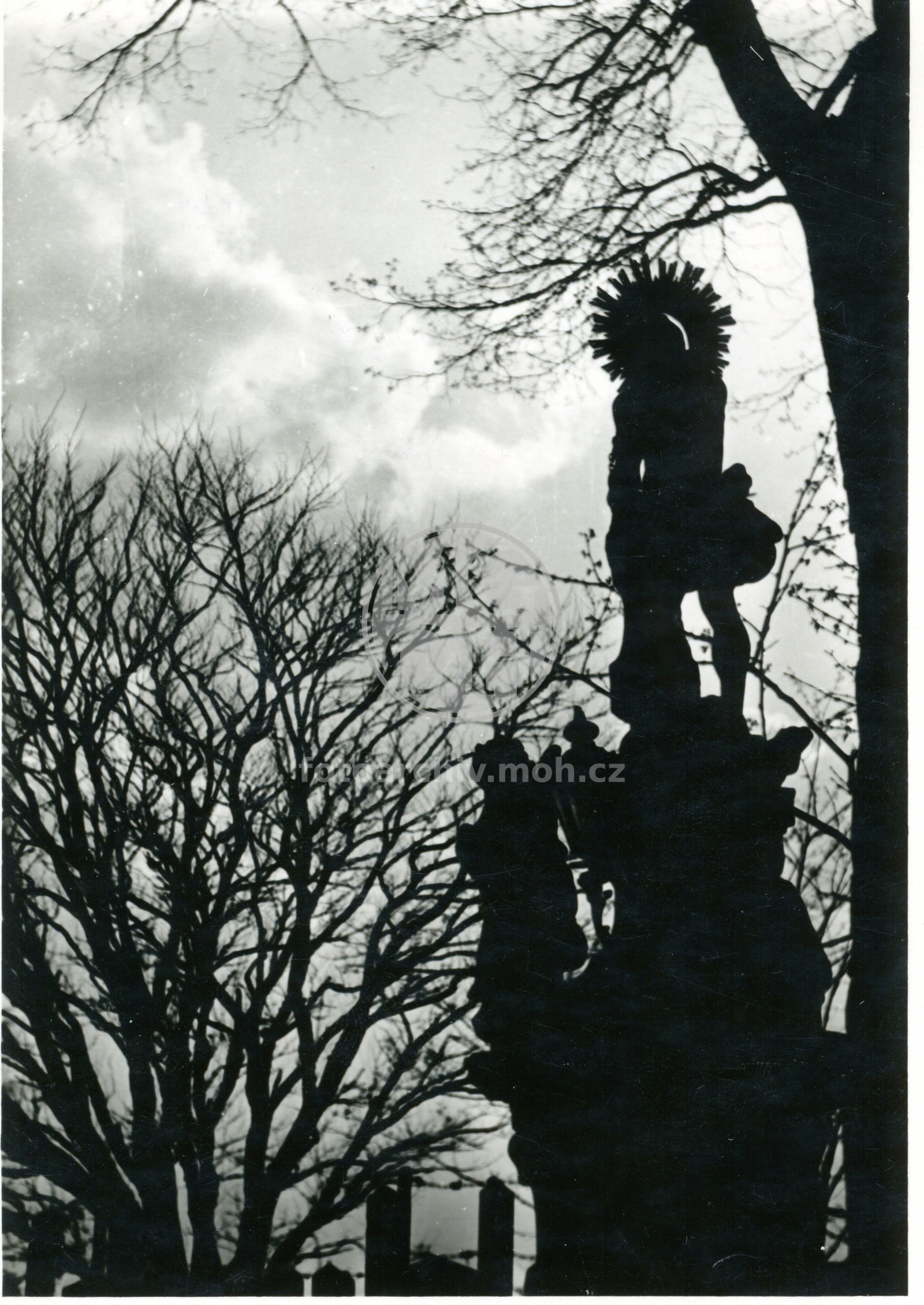 Fotografie - Plastika Kristus v okovech při silnici k Lokotu