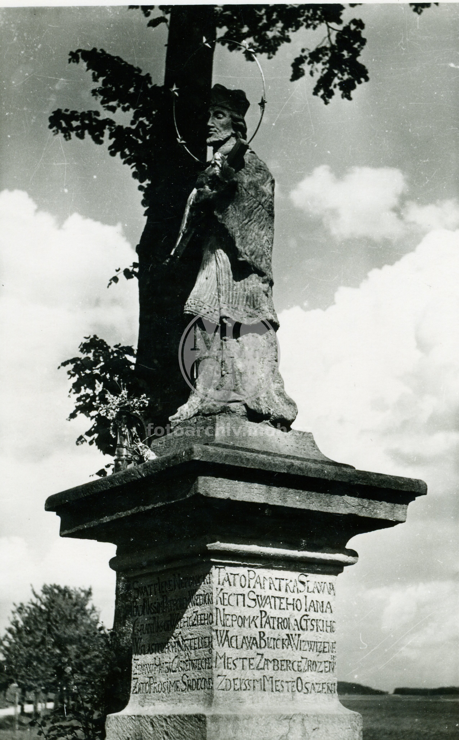 Fotografie - Plastika Sv. Jan Nepomucký na javornické silnici