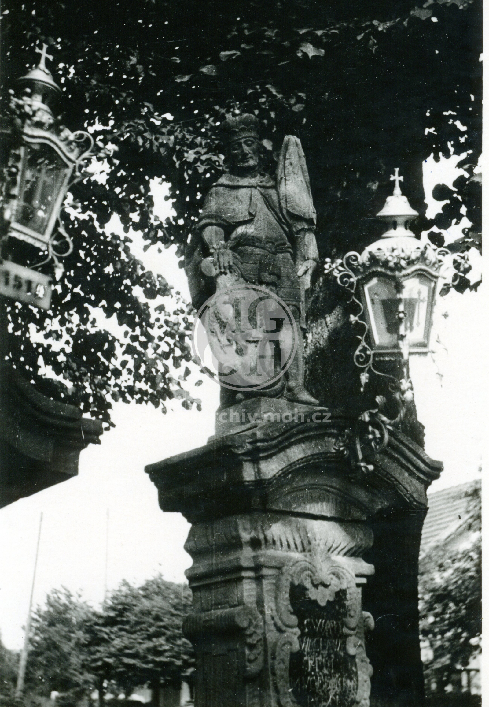 Fotografie - Část sousoší u kříže v Emauzích