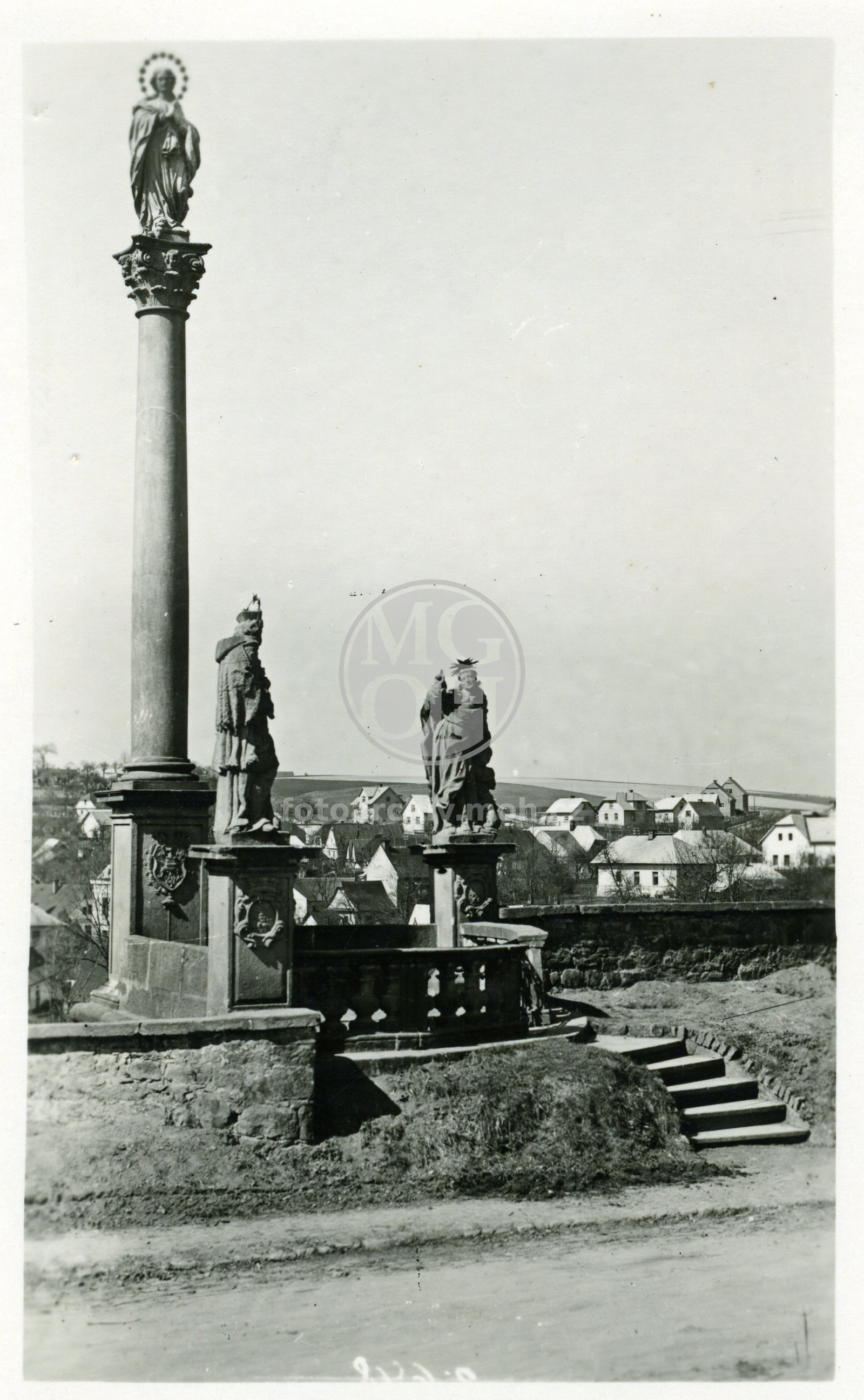 Fotografie - Mariánké sousoší před zámkem
