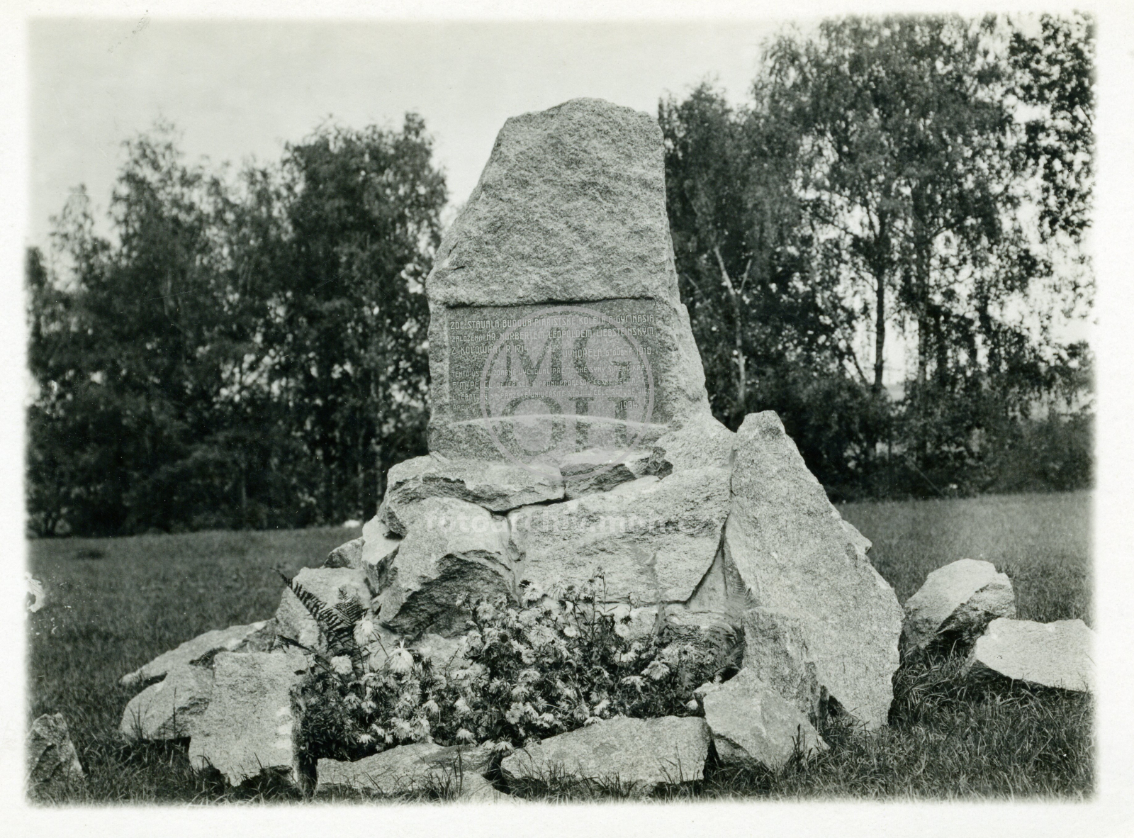 Fotografie - Památník na místě bývalého gymnasia