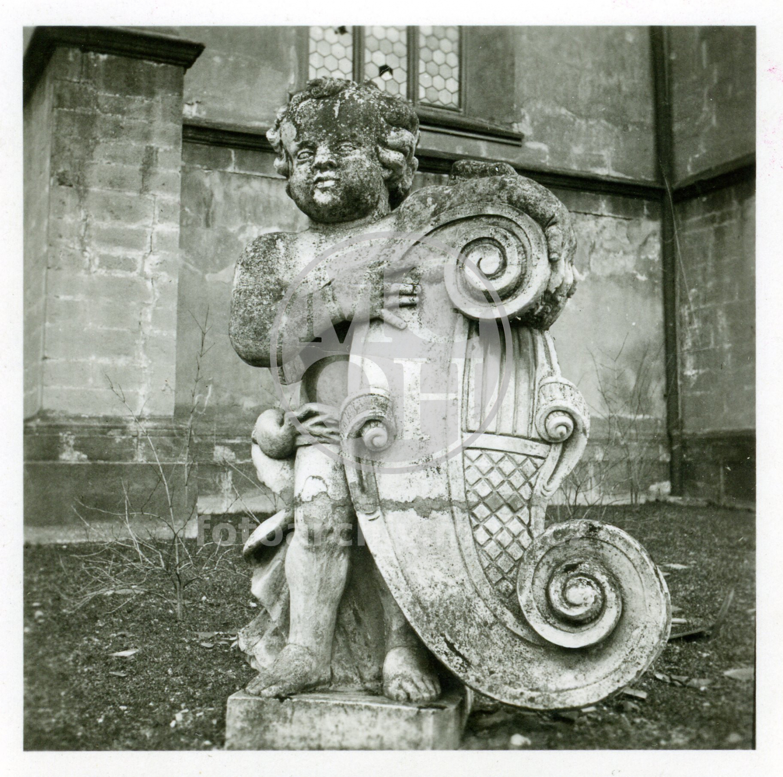 Fotografie - Plastika anděla před kostelem Nejsv. Trojice