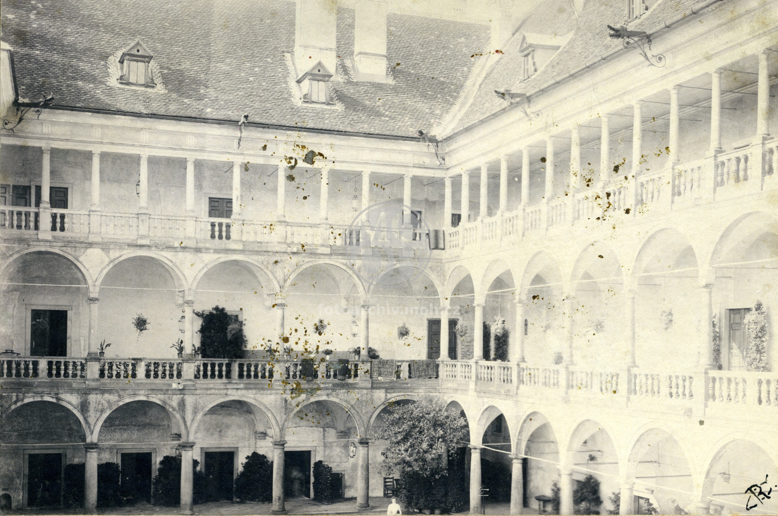 Fotografie - Arkádové nádvoří opočenského zámku