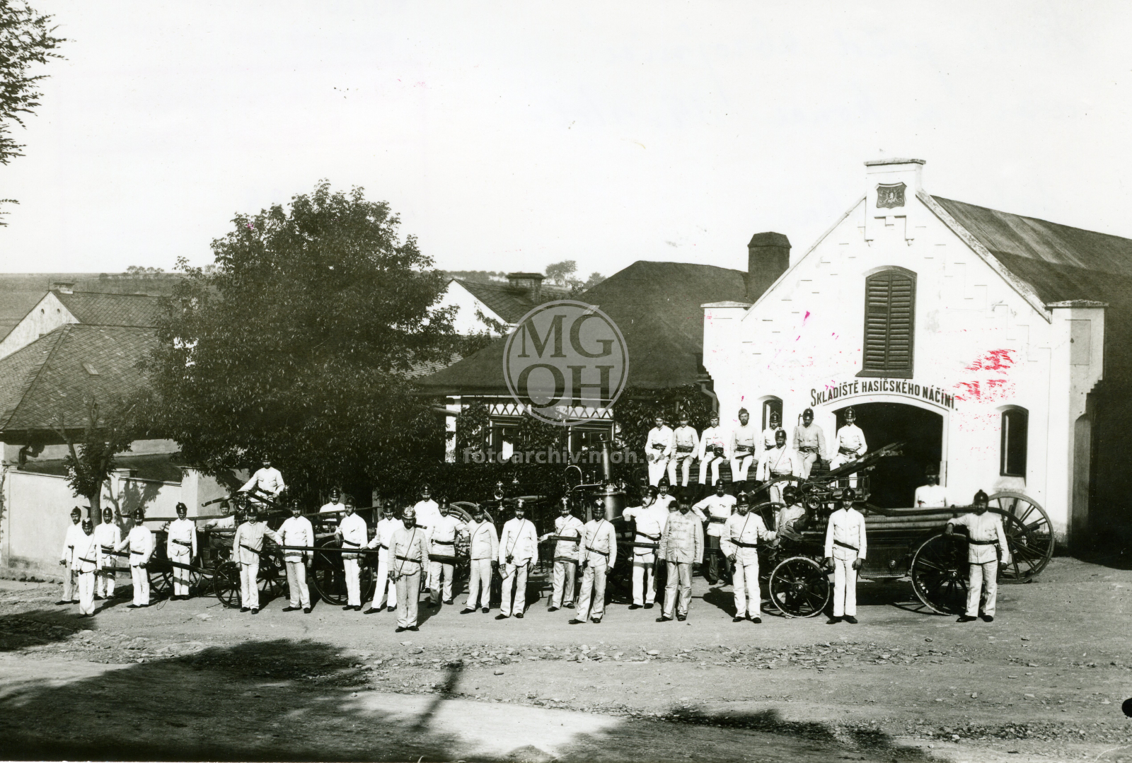 Fotografie - Hasiči před zbrojnicí, konec 19. stol.