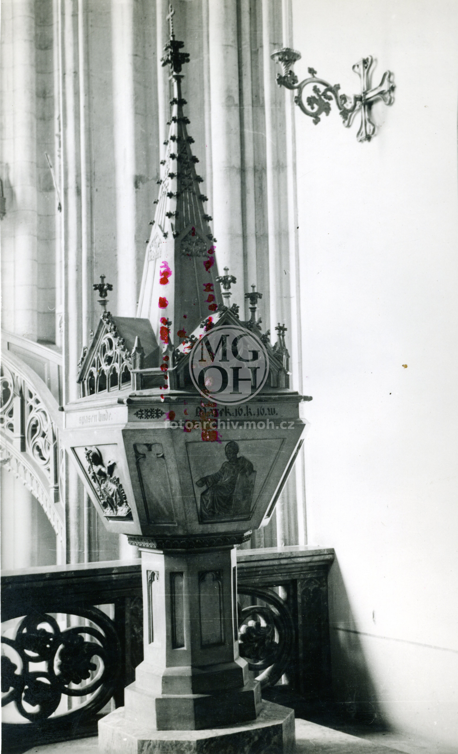 Fotografie - Kostel Nejsvětější Trojice - křtitelnice