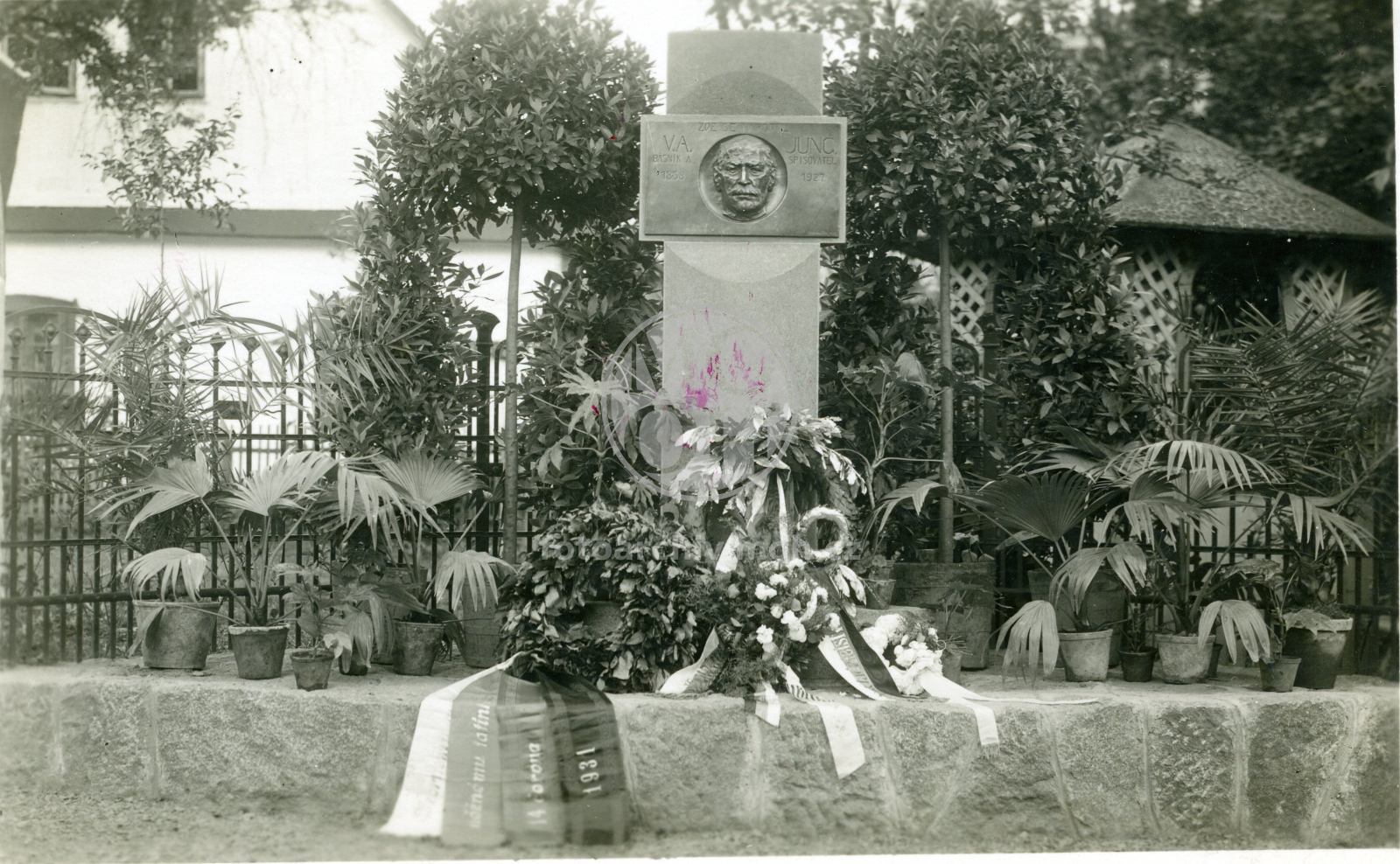 Fotografie - Rodný domek s památníkem V. A. Junga