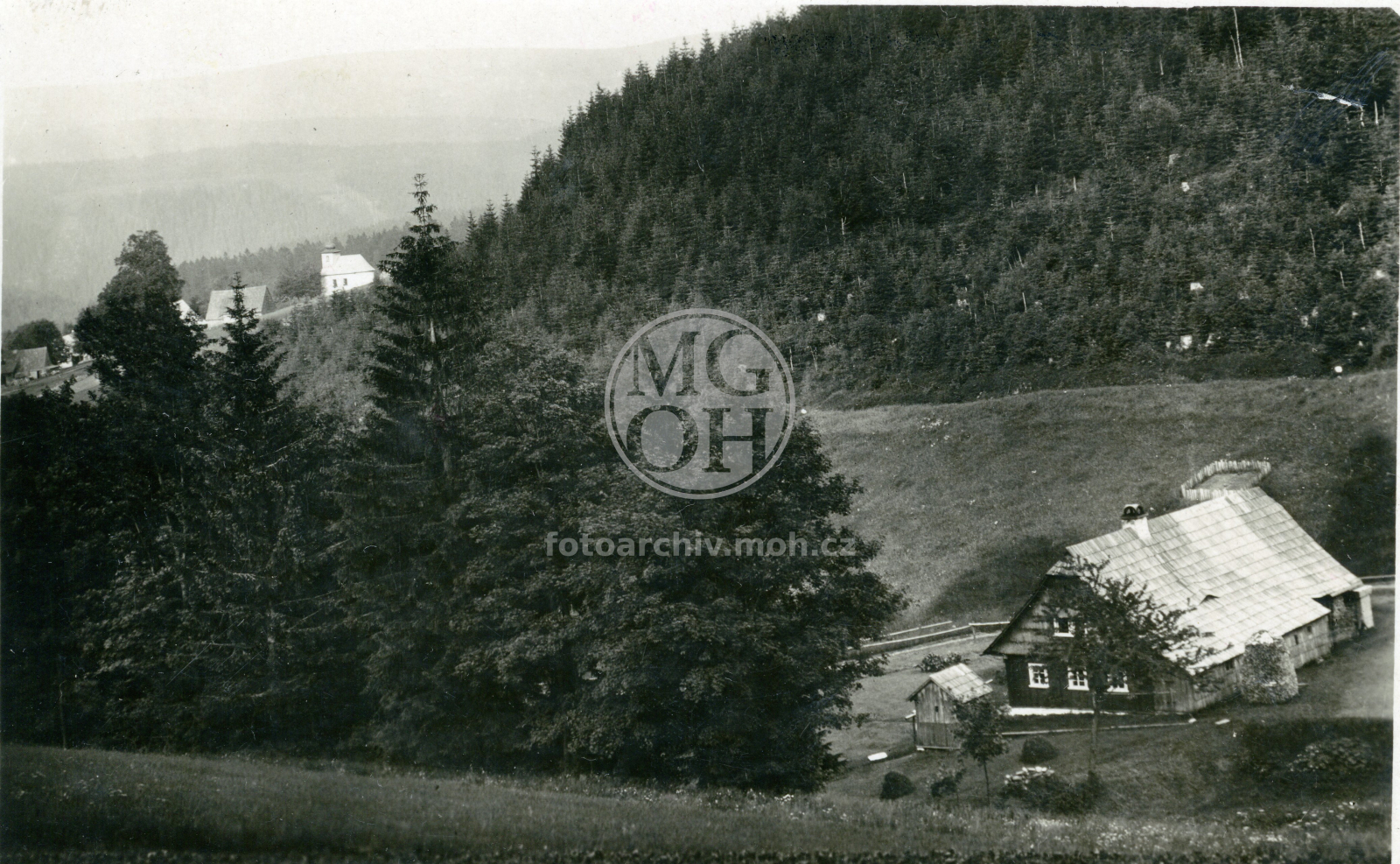 Fotografie - Pohled na ves, v pozadí kaple Navštívení Panny Marie