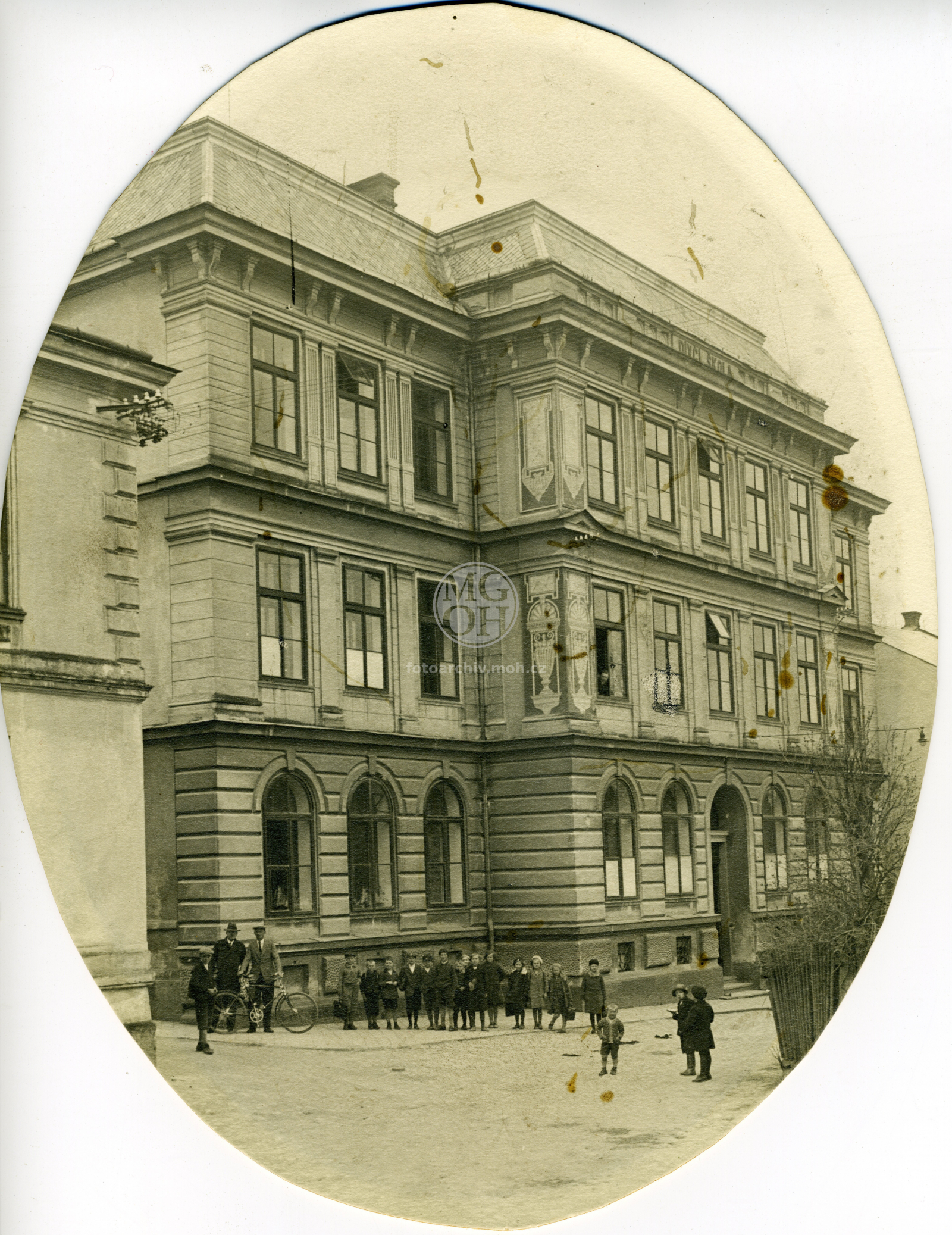 Fotografie - Dívčí škola