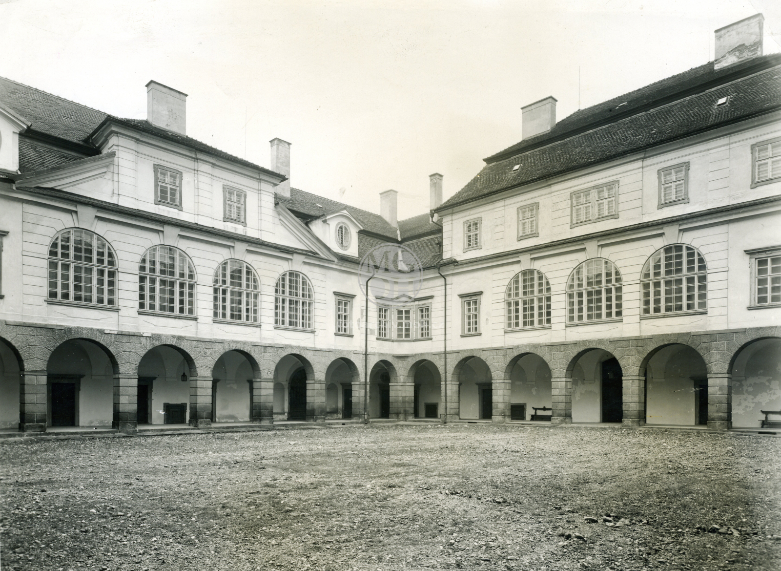 Fotografie - Zámek - První nádvoří