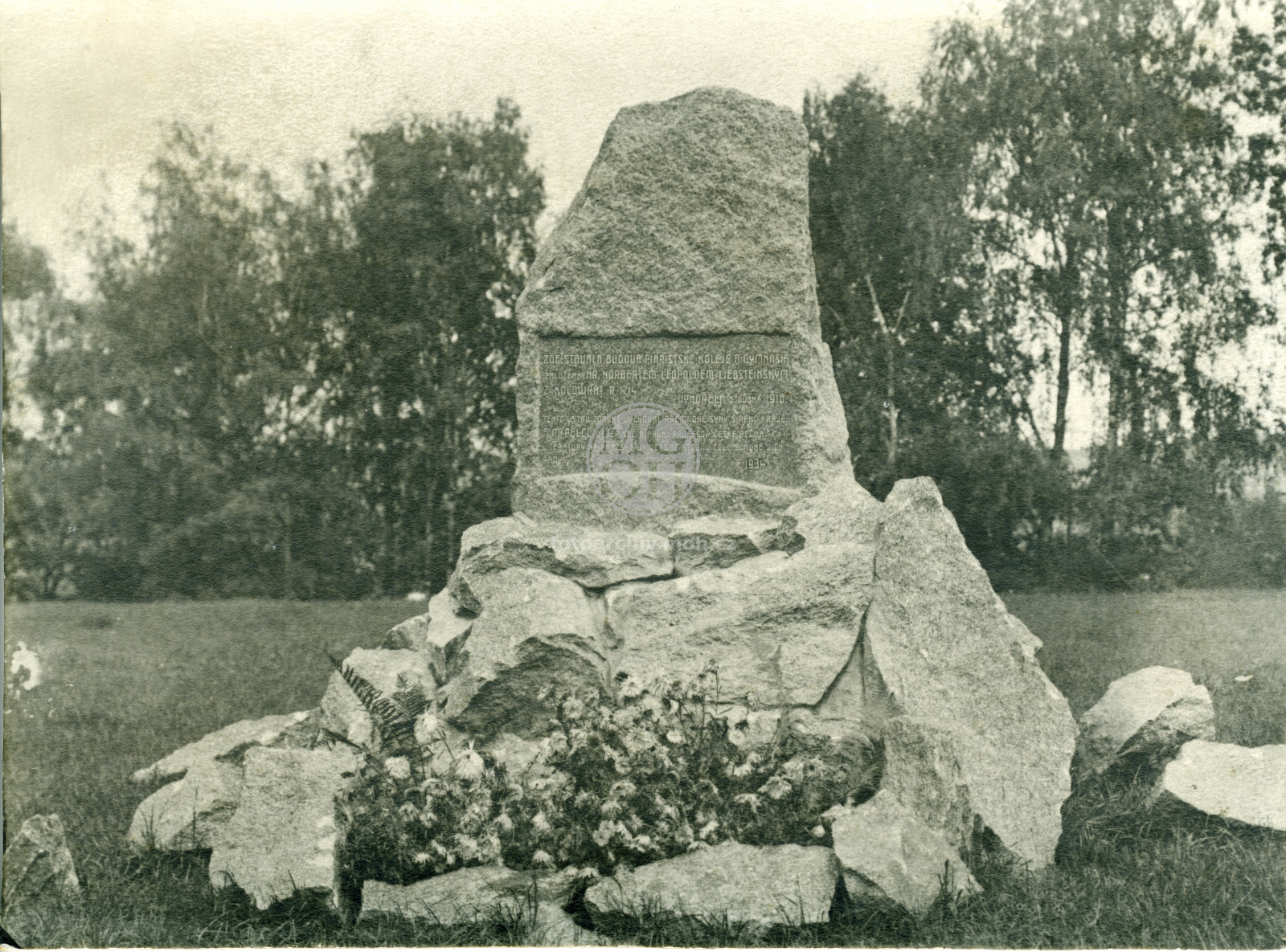 Fotografie - Památník na místě piaristického gymnasia byl postaven 1934. Dílo sochaře Václava Bažanta