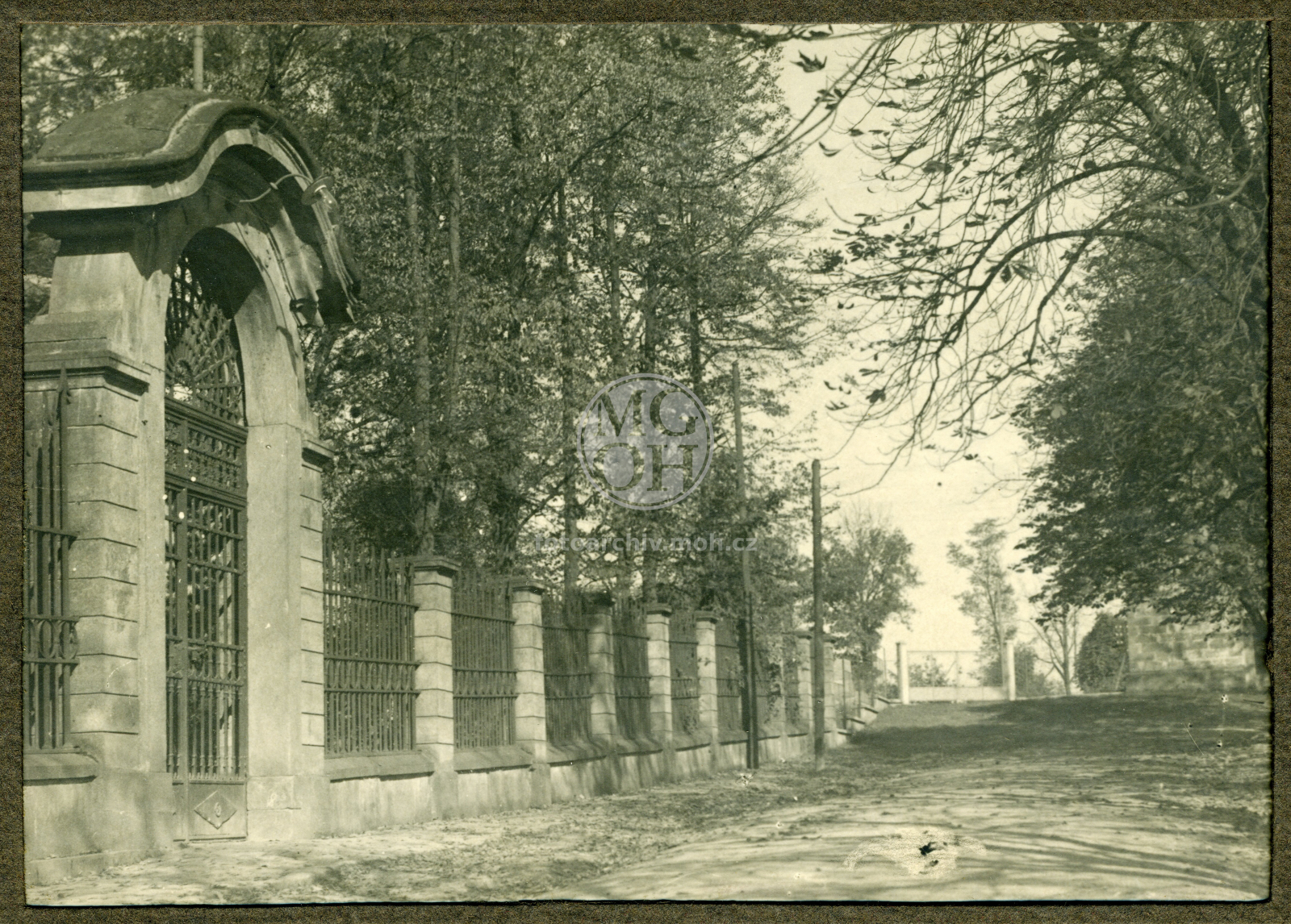 Fotografie - Brána a plot u kostela Nejsvětější Trojice