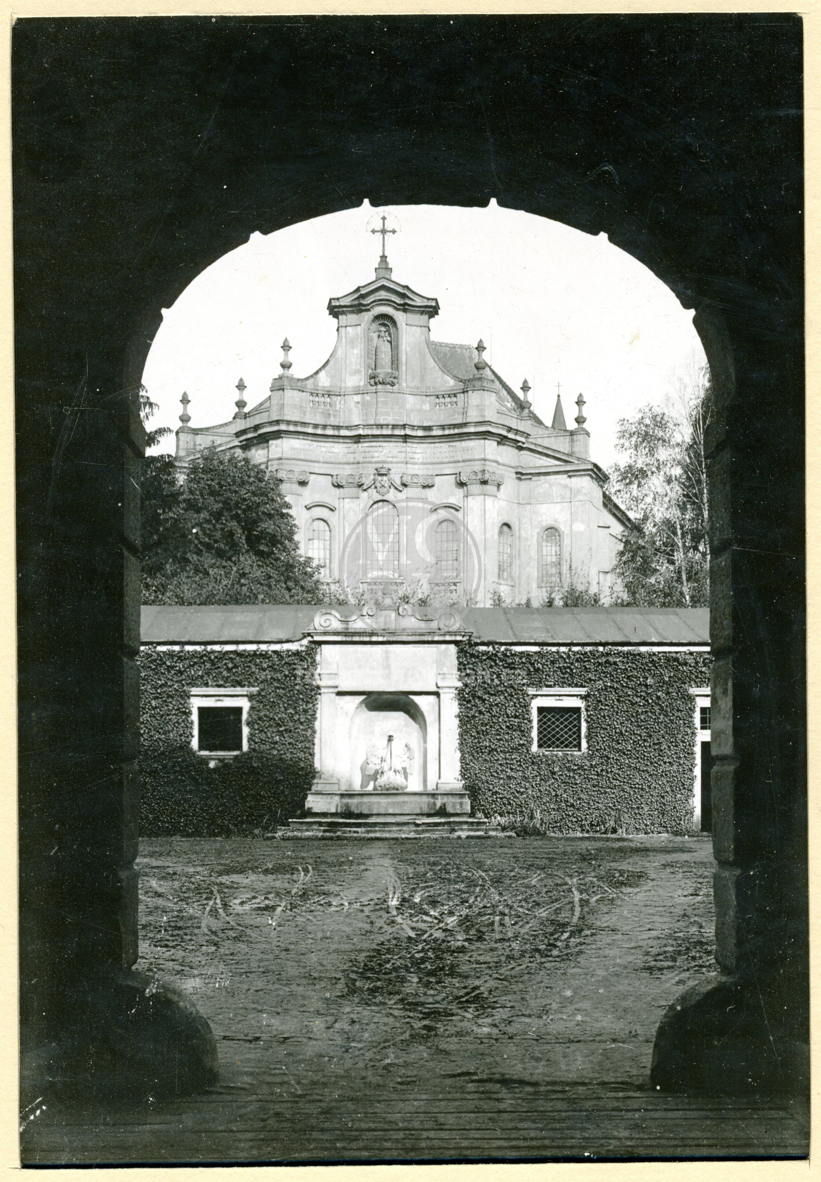 Fotografie - Průčelí Nejsvětější Trojice s kašnou na druhém nádvoří zámku