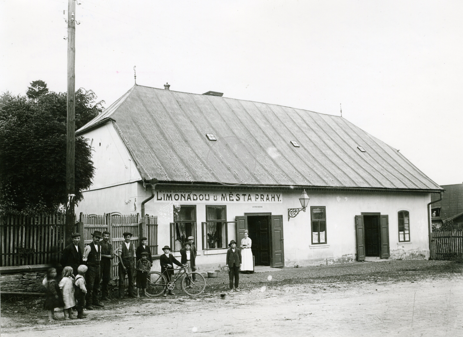 Fotografie - Stavby, úřady, nemocnice, školy, host., pošta, nádr., vily