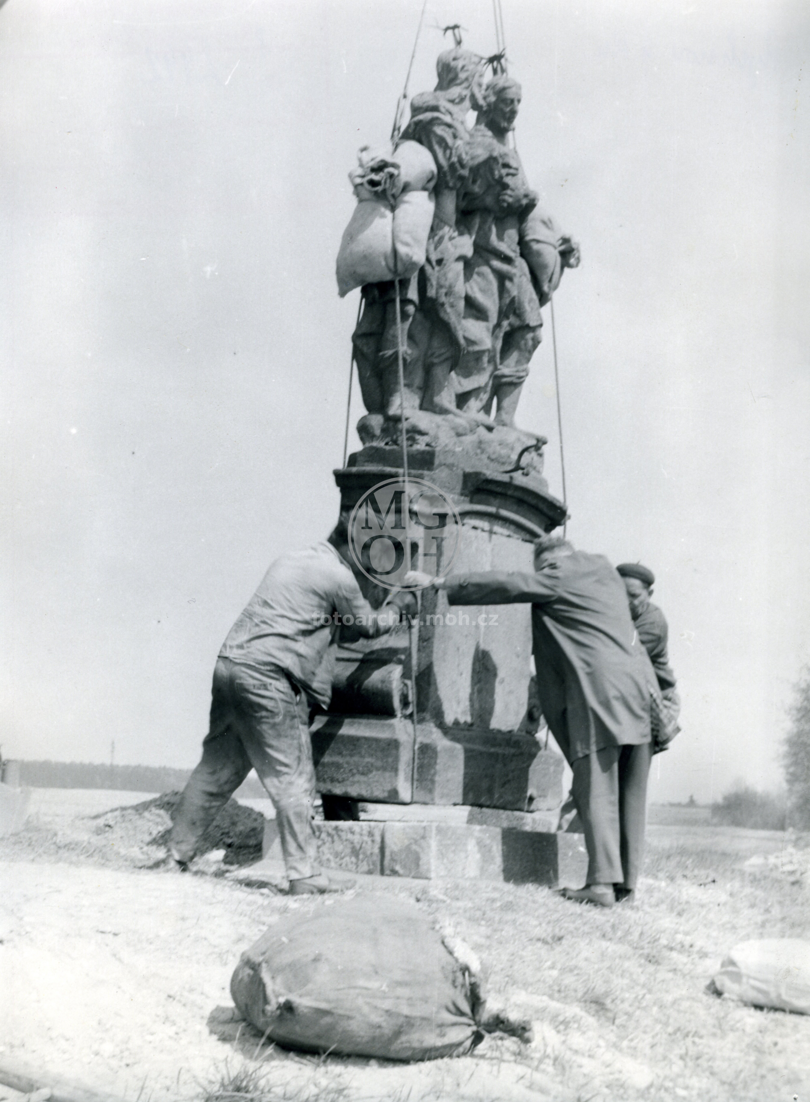 Fotografie - Oprava pomníků, soch, pam. desek