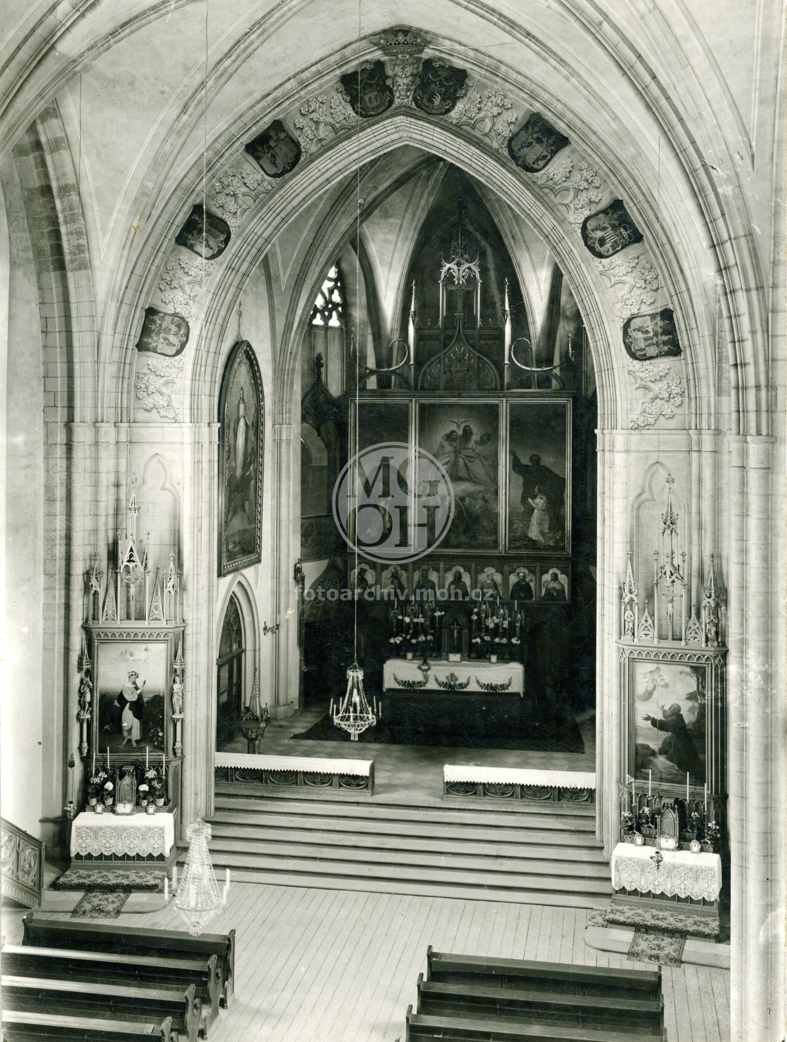 Fotografie - Kostel Nejsvětější Trojice a hřbitovní kaple - interiér kostela