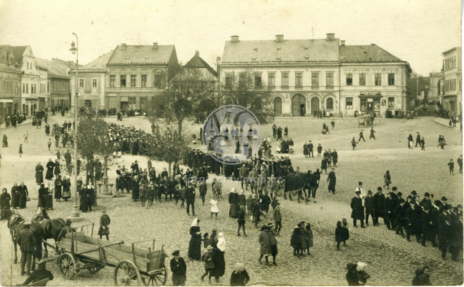Fotografie - Pohřeb na St. nám.