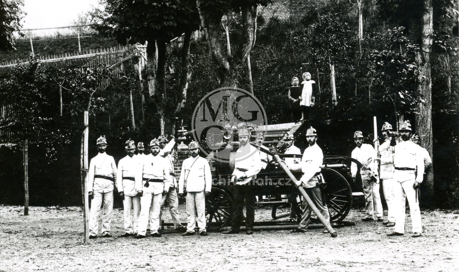 Fotografie - Stříkačka, hasiči při cvičení