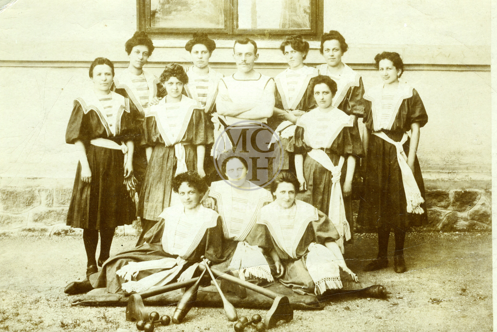 Fotografie - Cvičenky Sokola, ze hry Obrazy z dějin RK