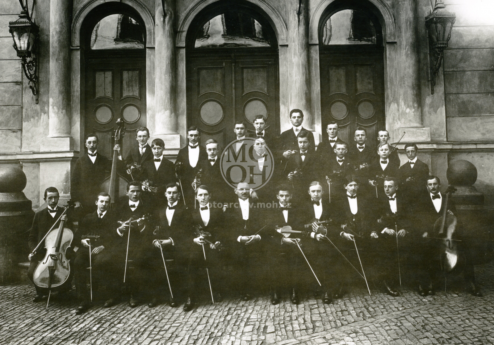 Fotografie - Hud. kroužek Dalibor, v 1. řadě s pláštěm přes ruku prof. Weis