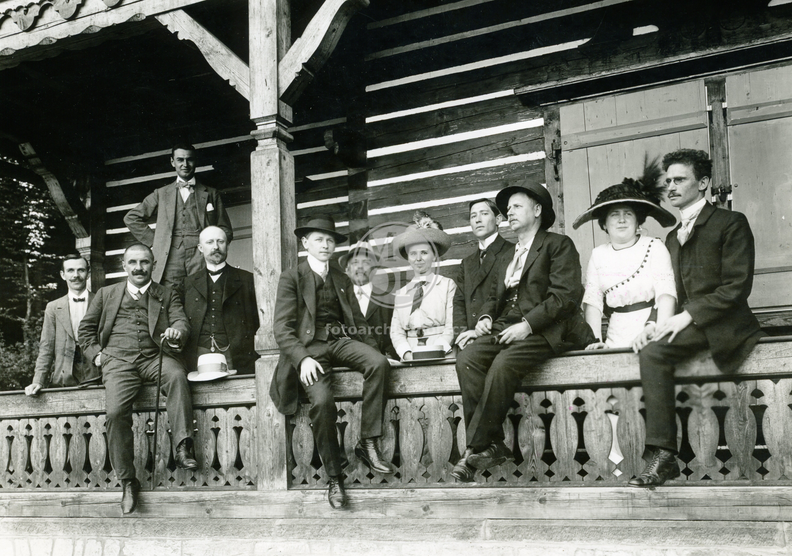 Fotografie - Spolek turistů z RK před zámkem