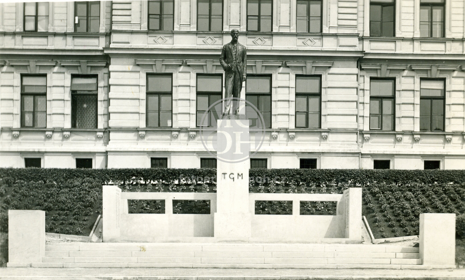 Fotografie - Stavby: mlýn, host., školy, úřady, vily, radnice, domky, cihelna