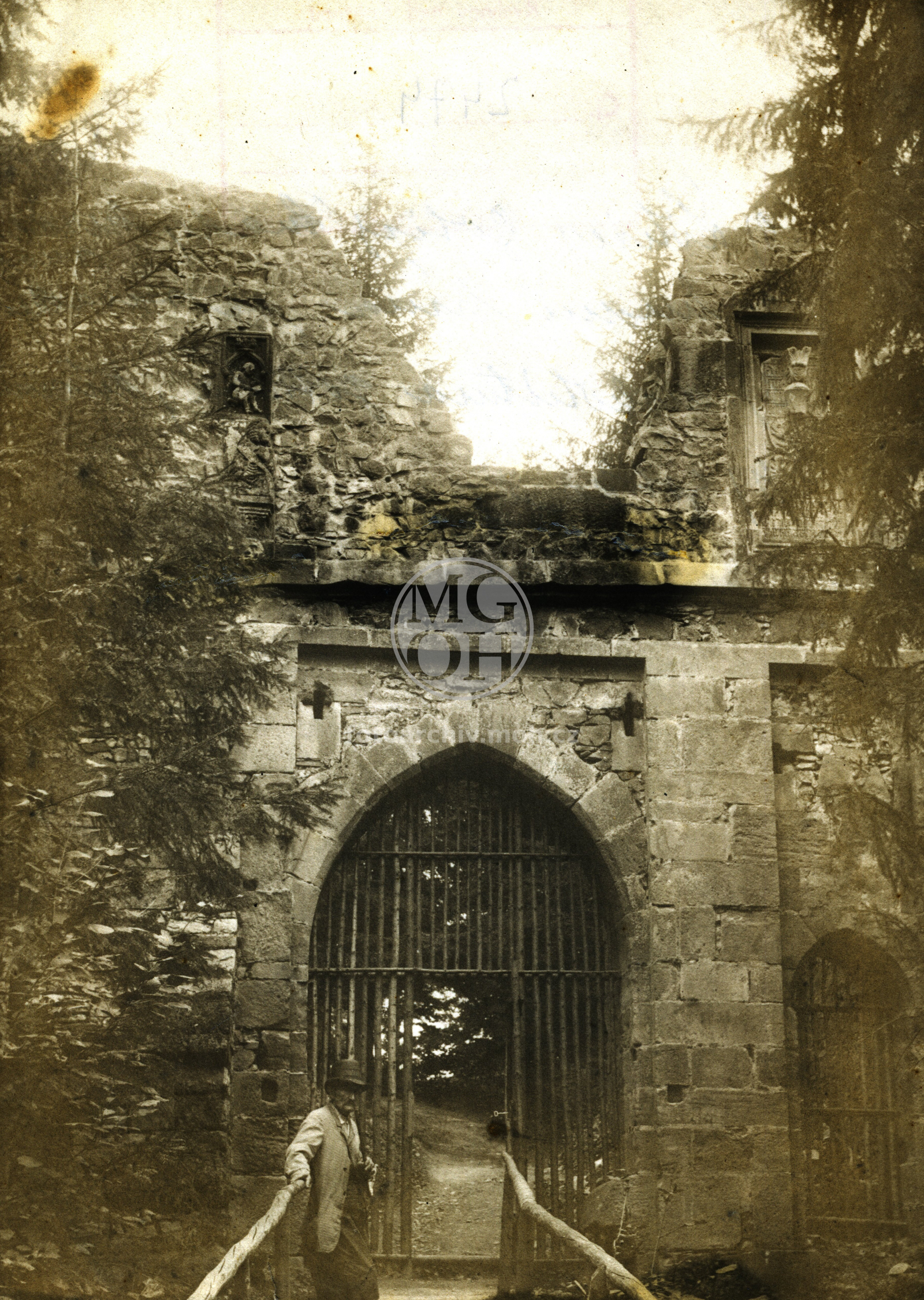 Fotografie - Pohled na hrad, detail věže