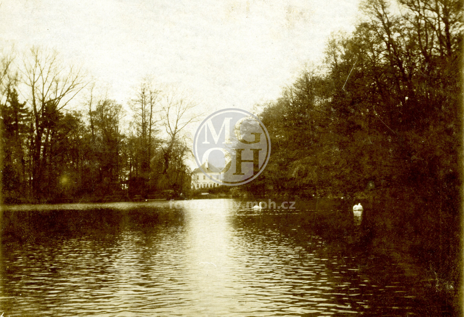 Fotografie - Lovecký zámek (maj. :J. Parisch ze Žamberka), post. 1820, vyhořel 28. 3. 1936