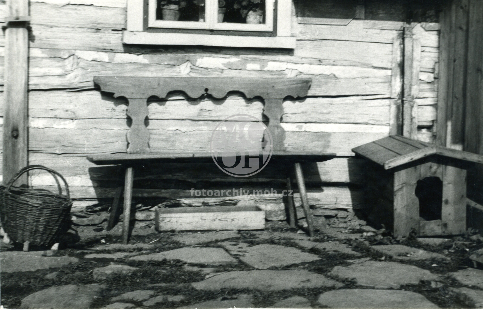 Fotografie - Vyřezávaná lavice