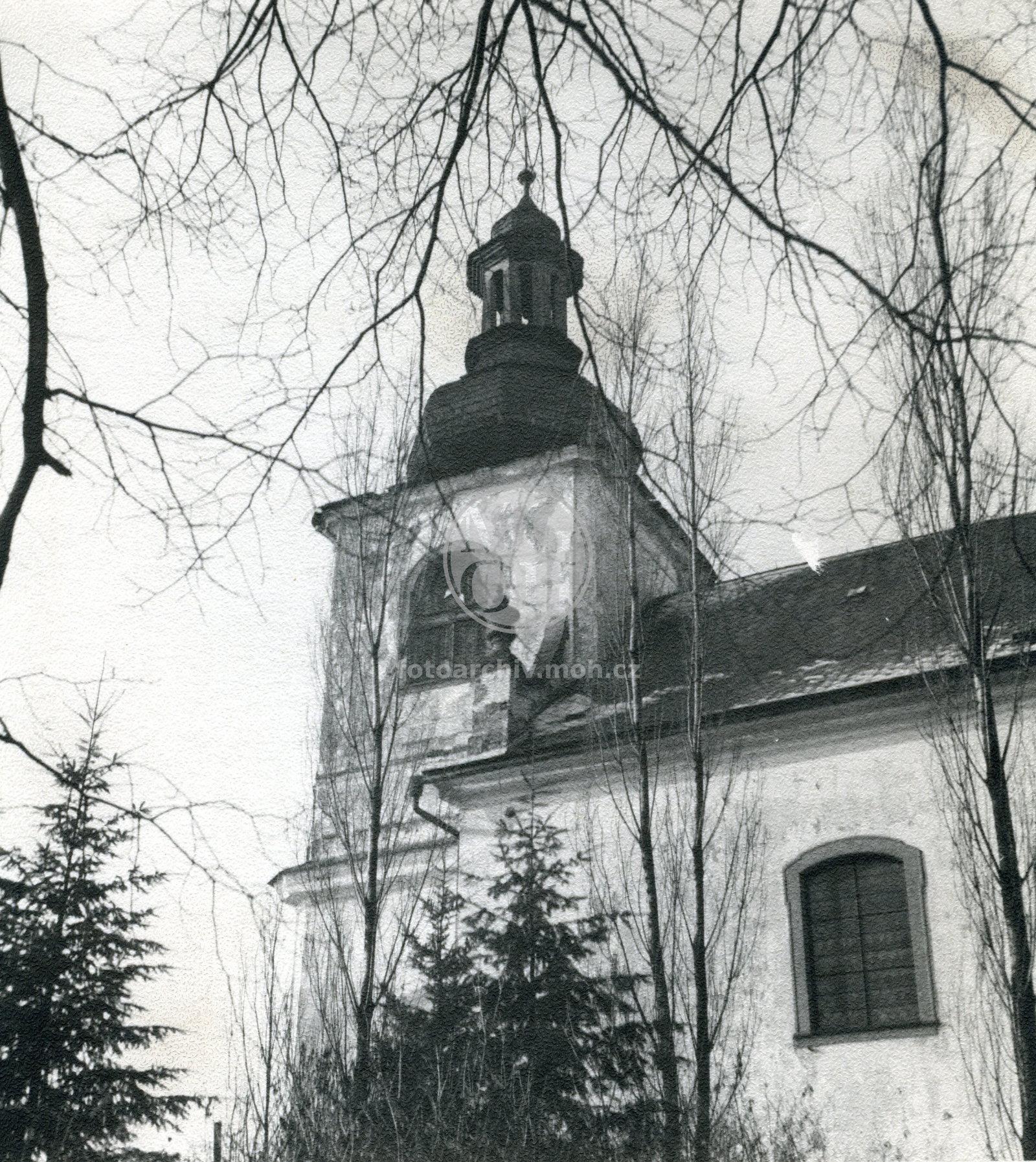 Fotografie - Kostel a křtitelnice