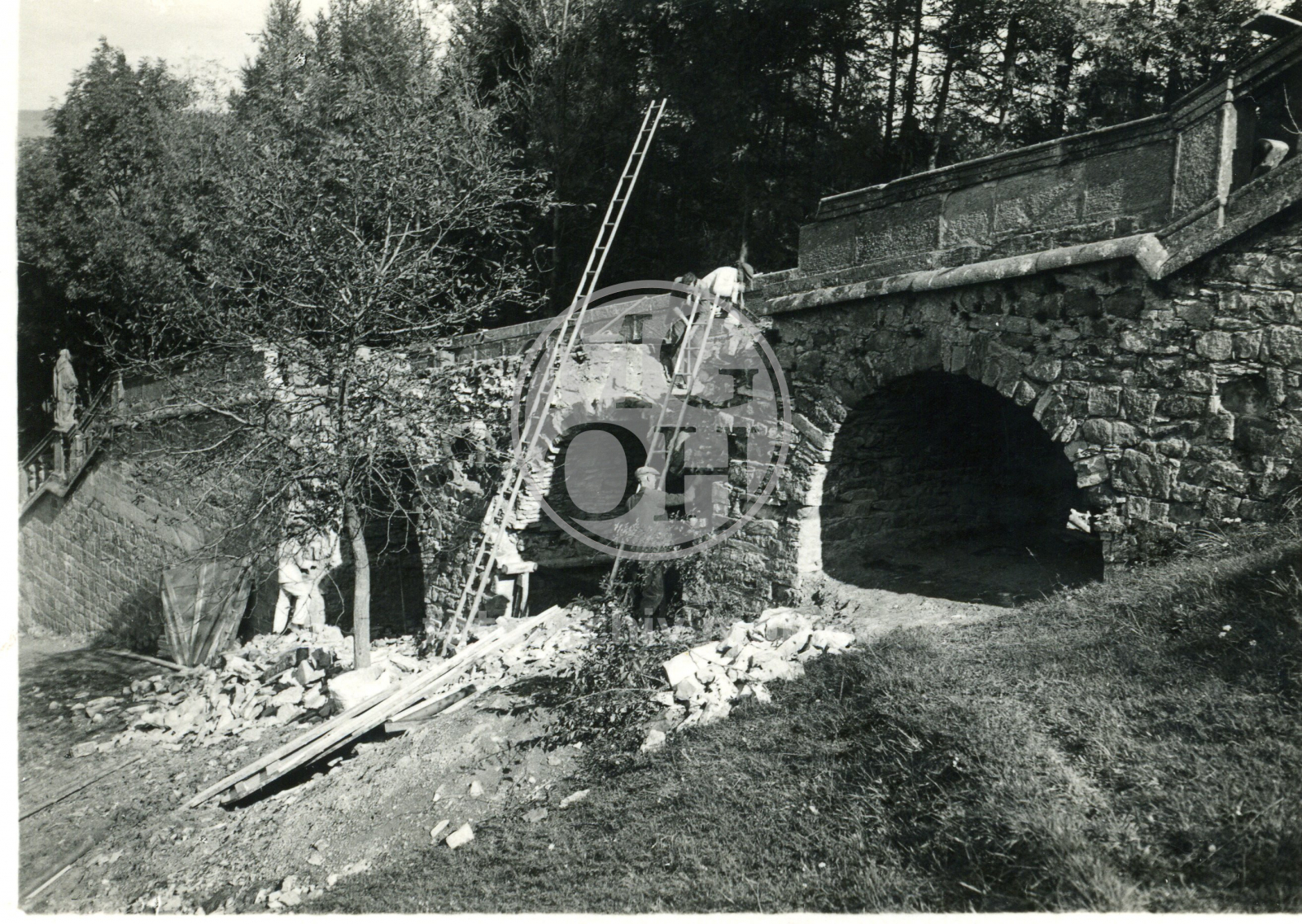 Fotografie - Celk. pohled, opr. schodiště, kostel