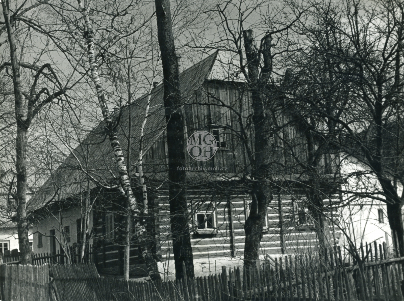 Fotografie - Stavení čp. 42, 12, 24, 38, 41, farský včelín s řezanými fig. svatých