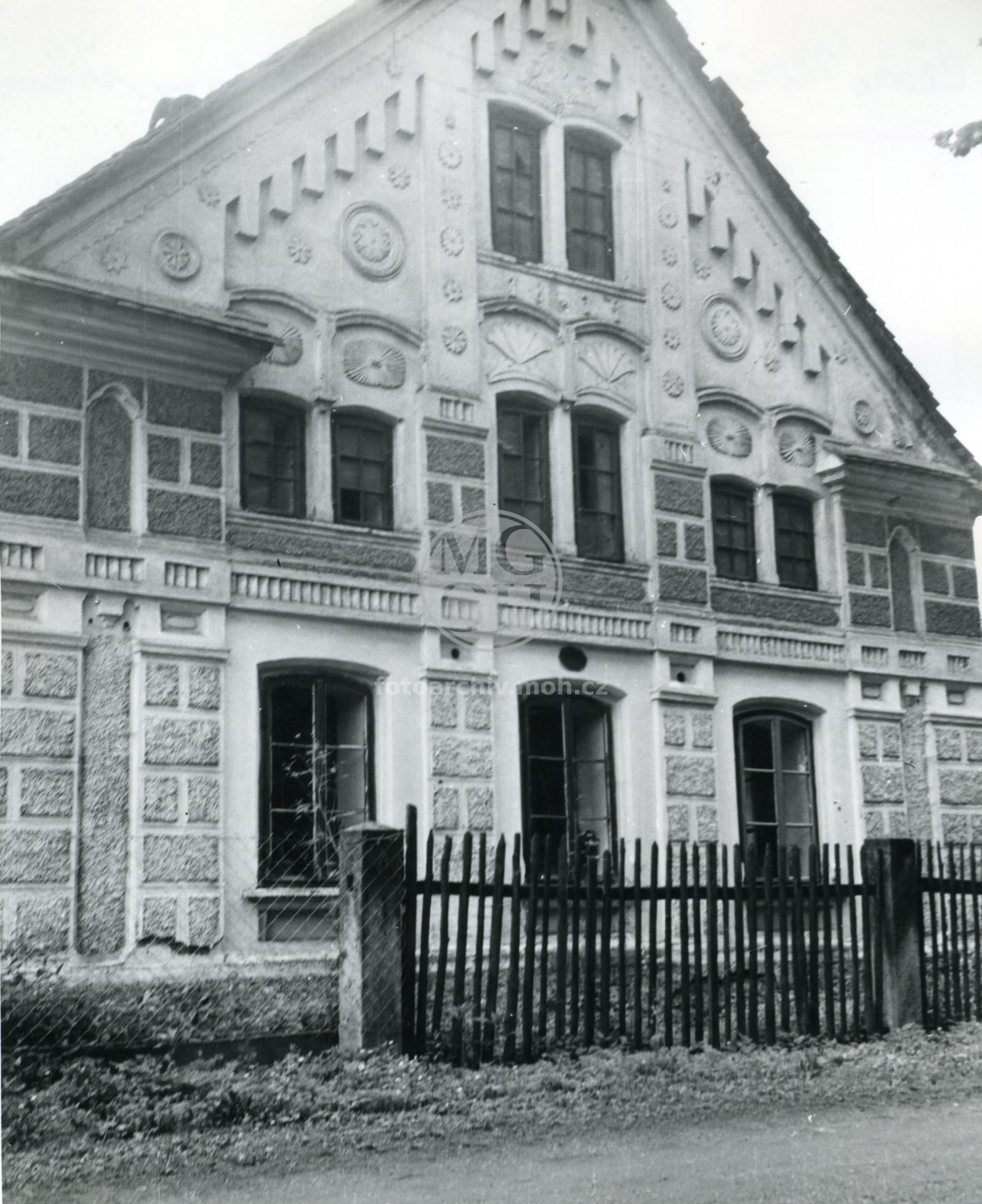 Fotografie - Statek s klasicistním štítem