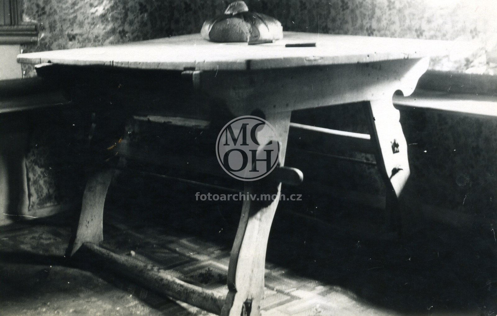 Fotografie - Stůl vyřezávaný