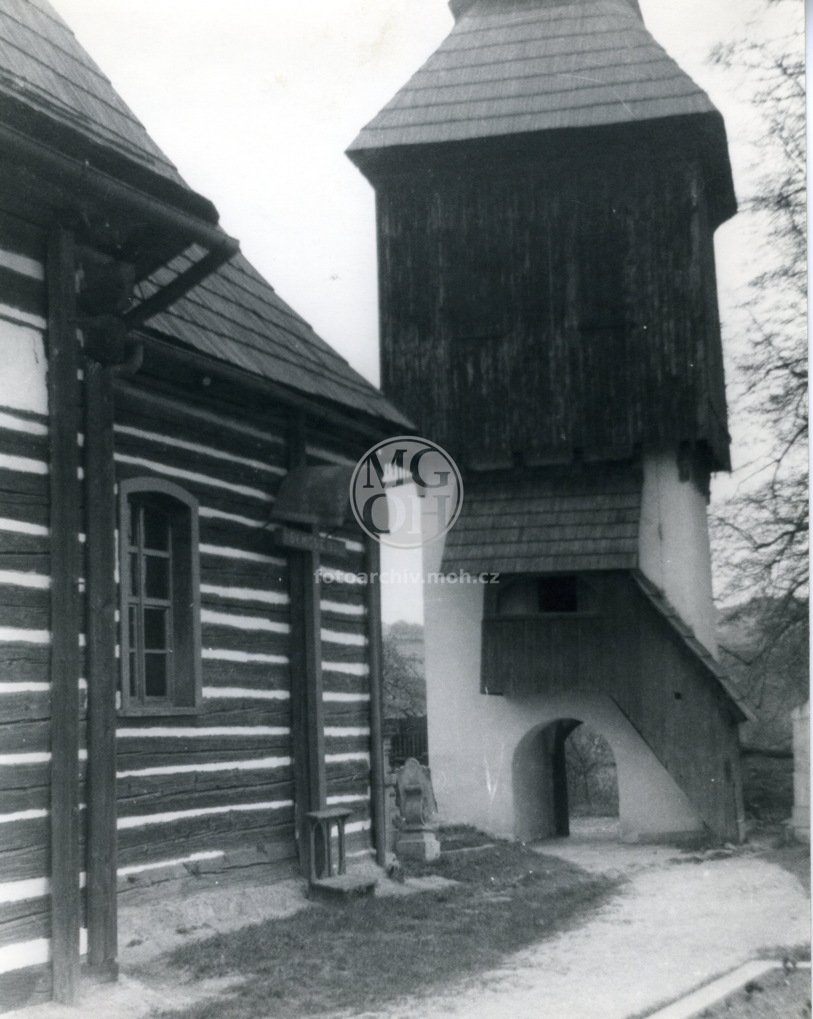 Fotografie - Kostel se zvonicí