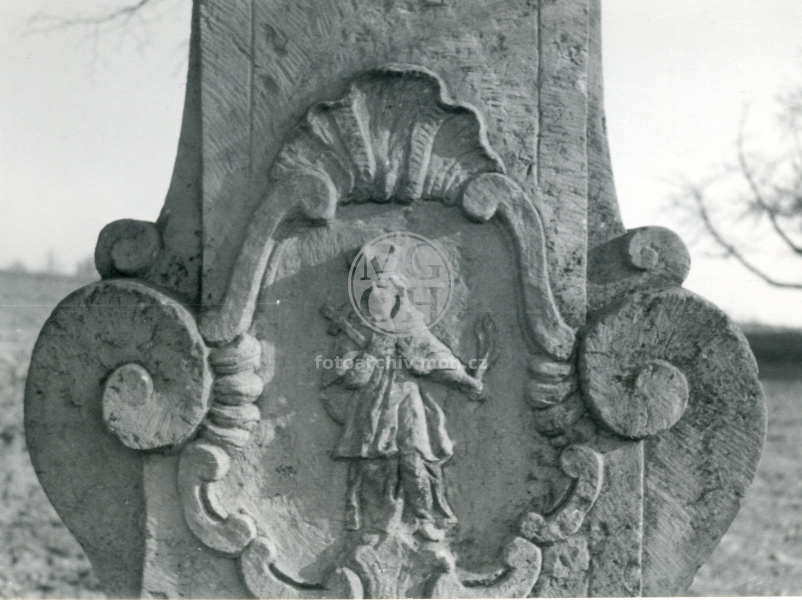 Fotografie - Pohled, kostel, socha, lid. stavba - ext