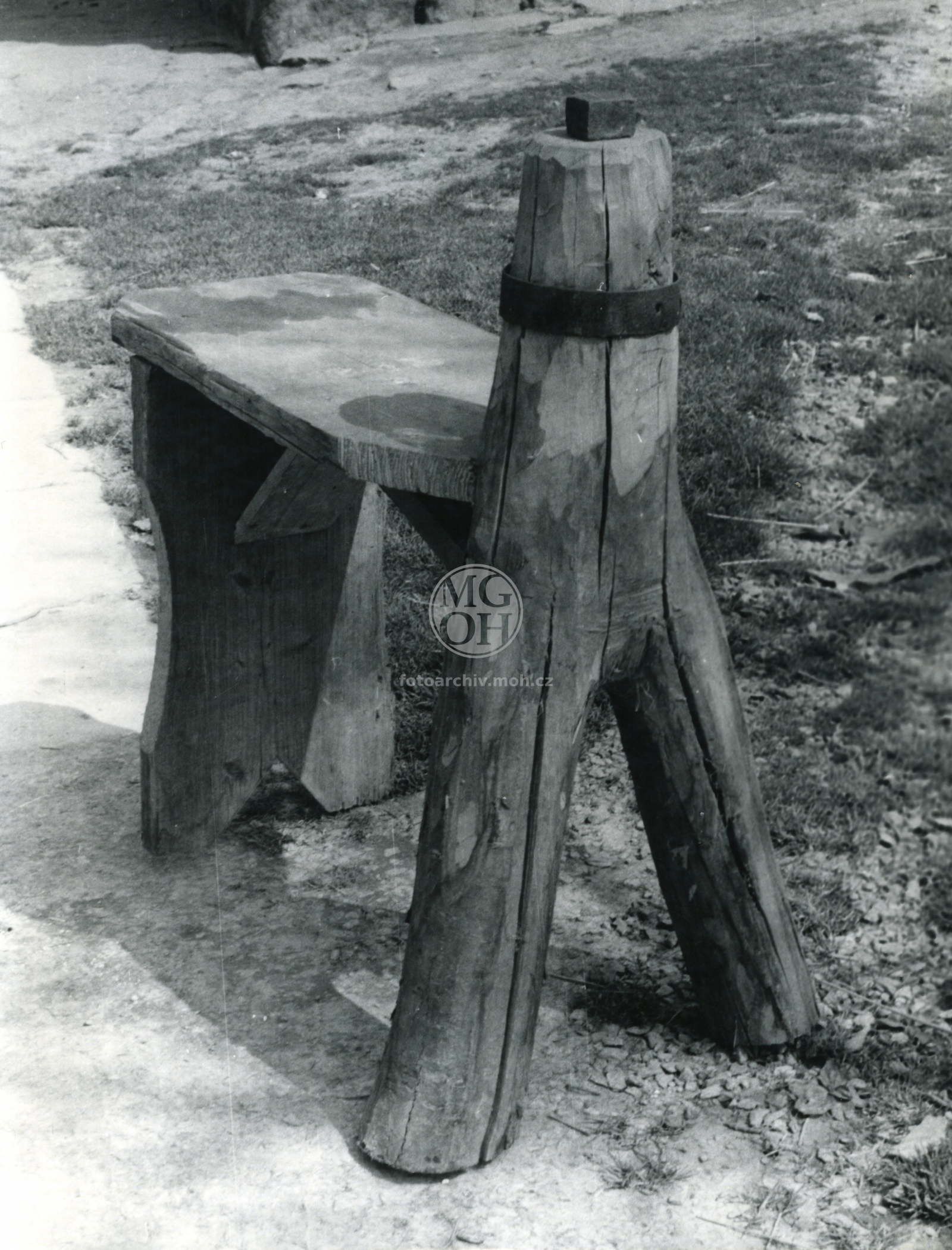 Fotografie - Stolice na naklepávání kosy