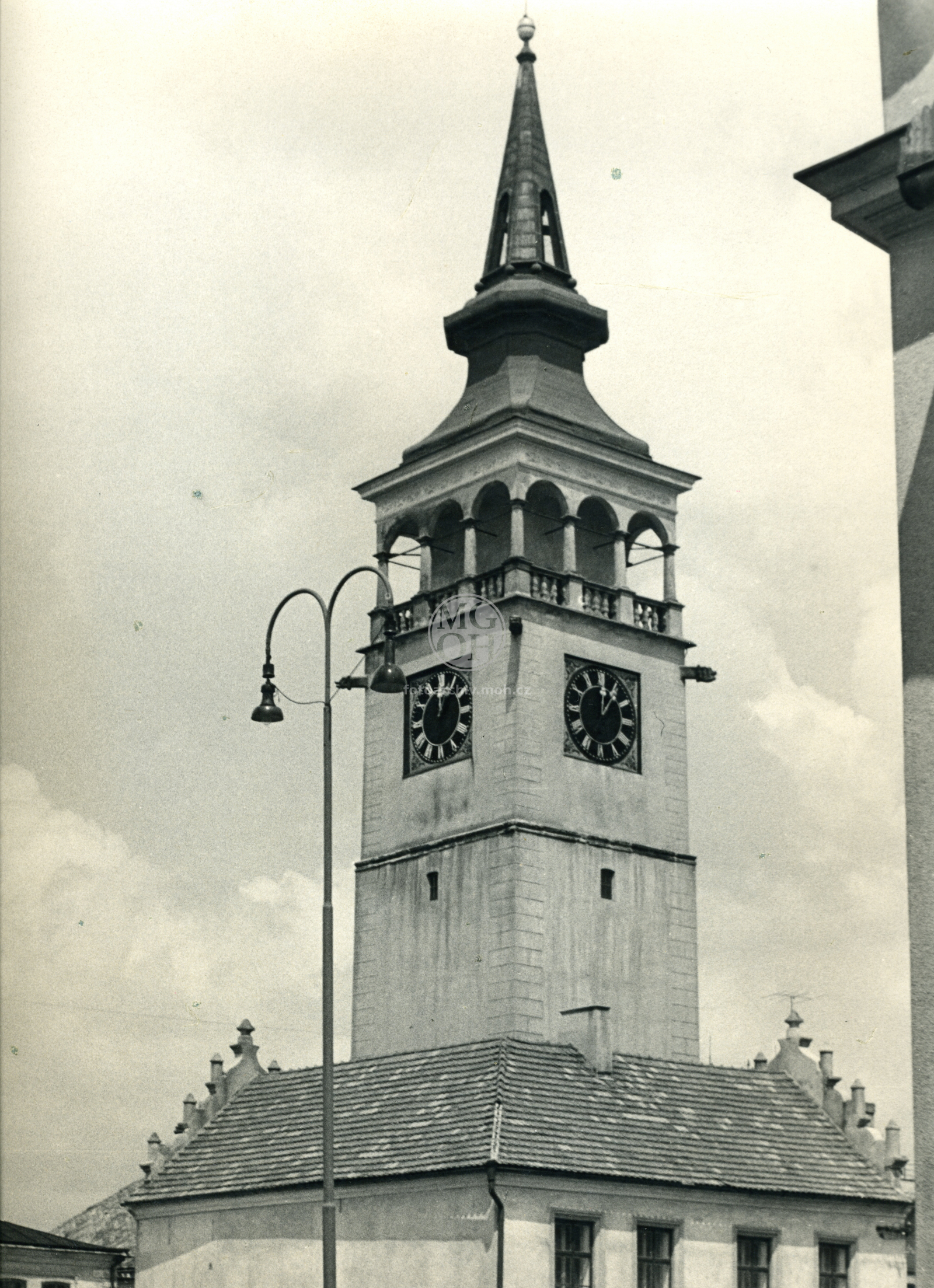 Fotografie - Měst. a lid. architektura, silnice k Opočnu