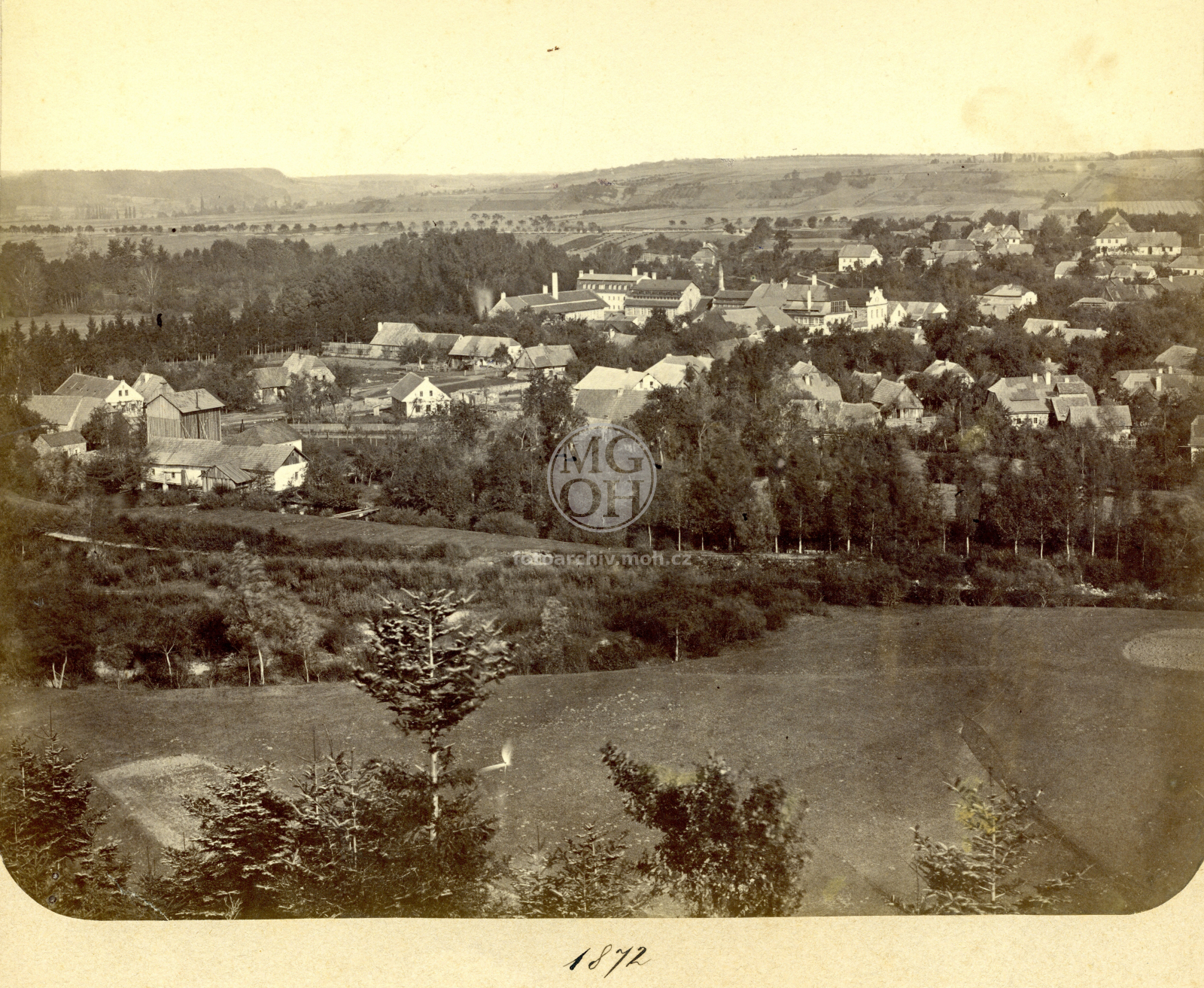Fotografie - Pohled na město 1872, stromová slav. 1908, dláždění ul., stanice pro chov lososa, podh. mlýn