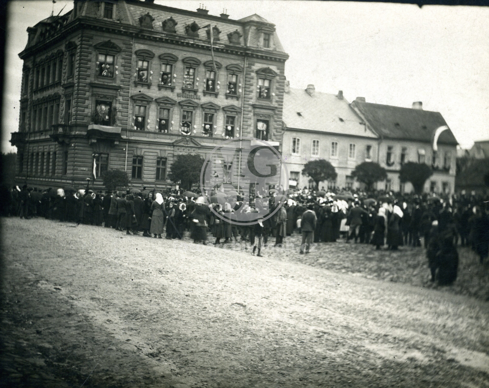 Fotografie - Osvobození - jz strana nám.