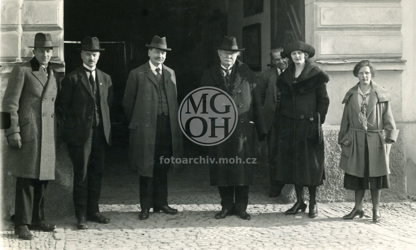 Fotografie - Turisté - župní sjezd v HK 
Osoba: Vráz, cestovatel s dcerou a tur.výbor