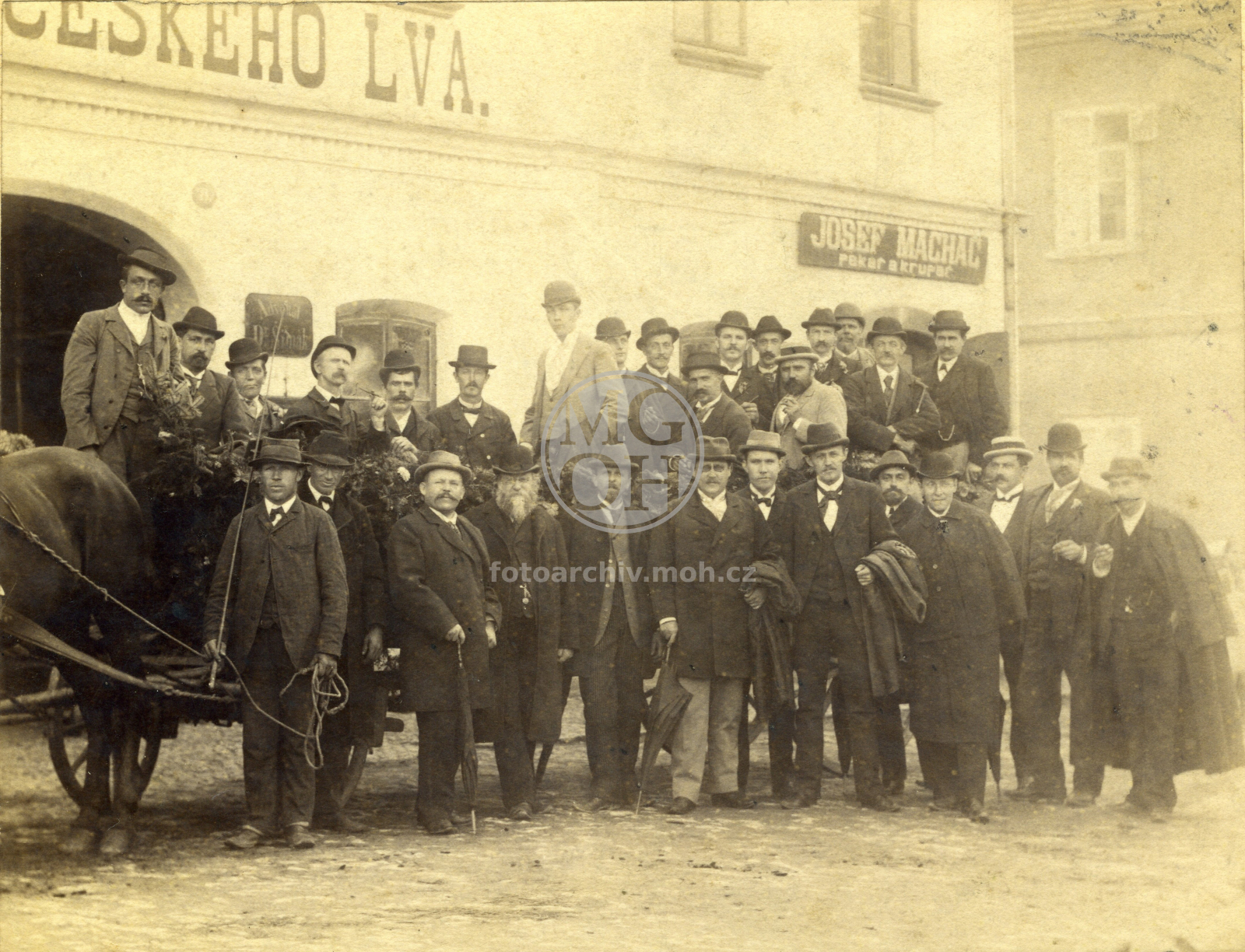 Fotografie - Společnost před hostincem U lva