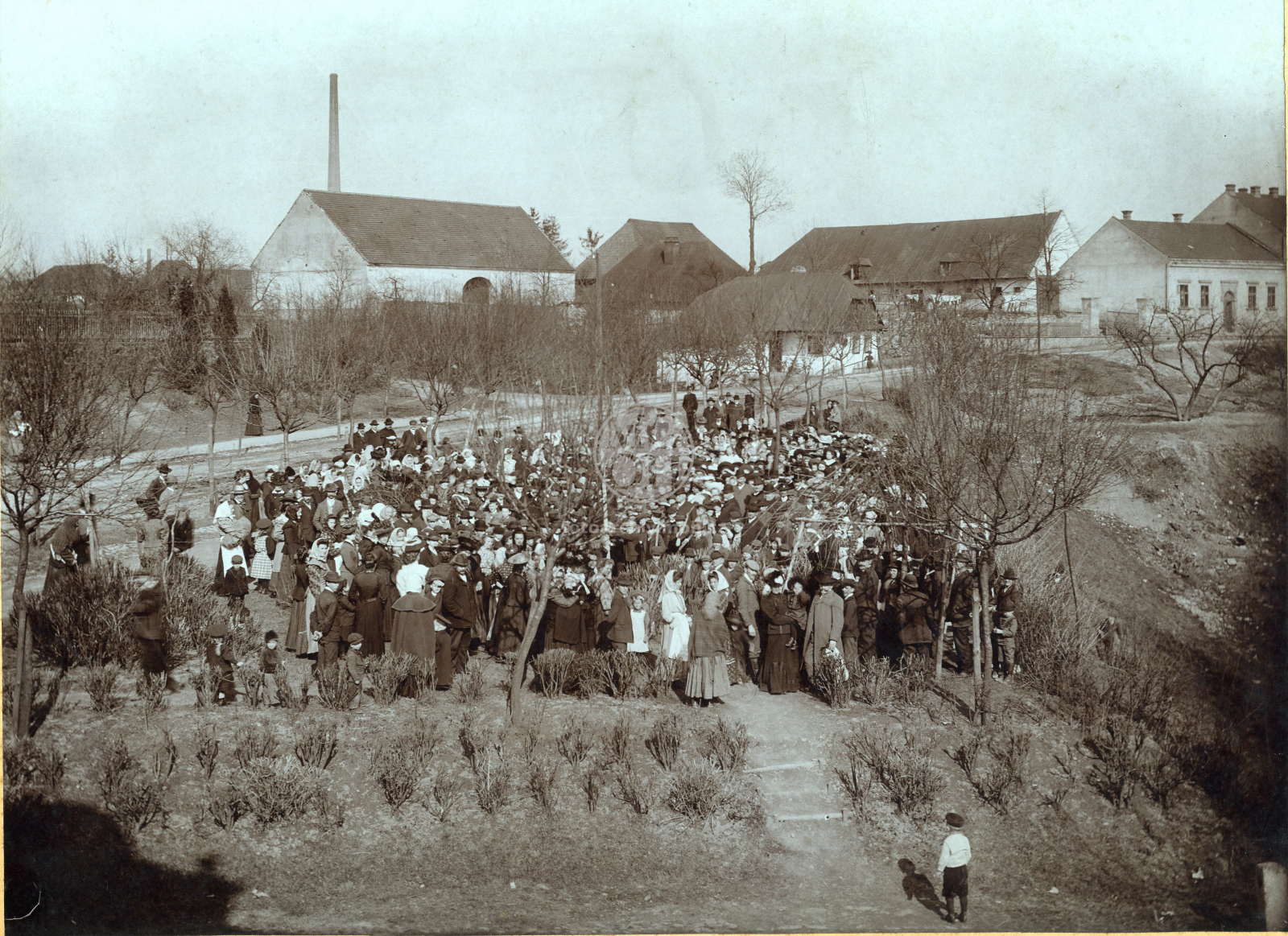 Fotografie - Záp. část nám., před č. bratrským kostelíkem, sázení jubilejní lípy Fr. Josefa (1908), nám. -průvod, Na place - pohl. z mostu