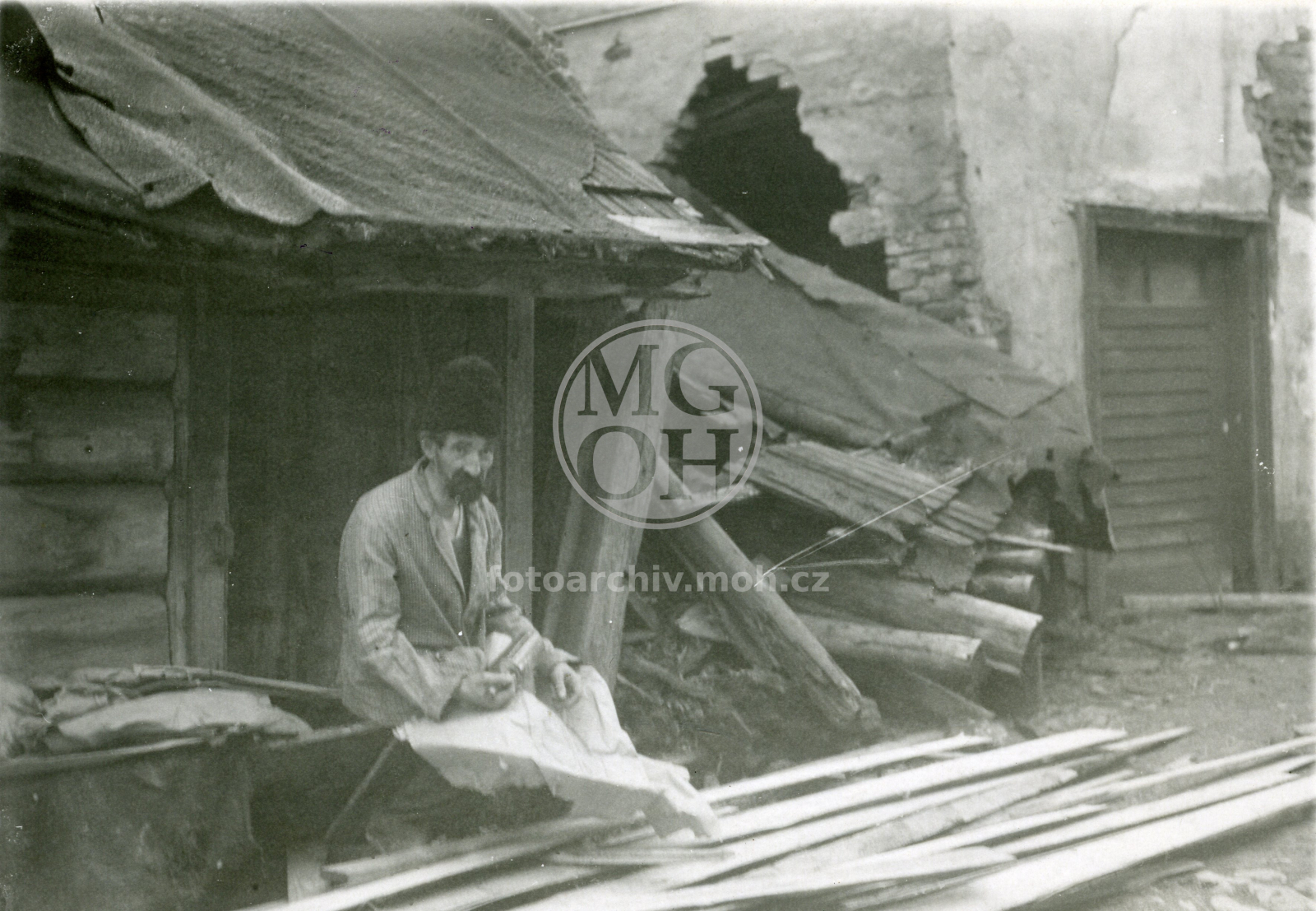 Fotografie - Zbořený domek - dnes zastávka 
Osoba: Šofr K., holič a ochotník