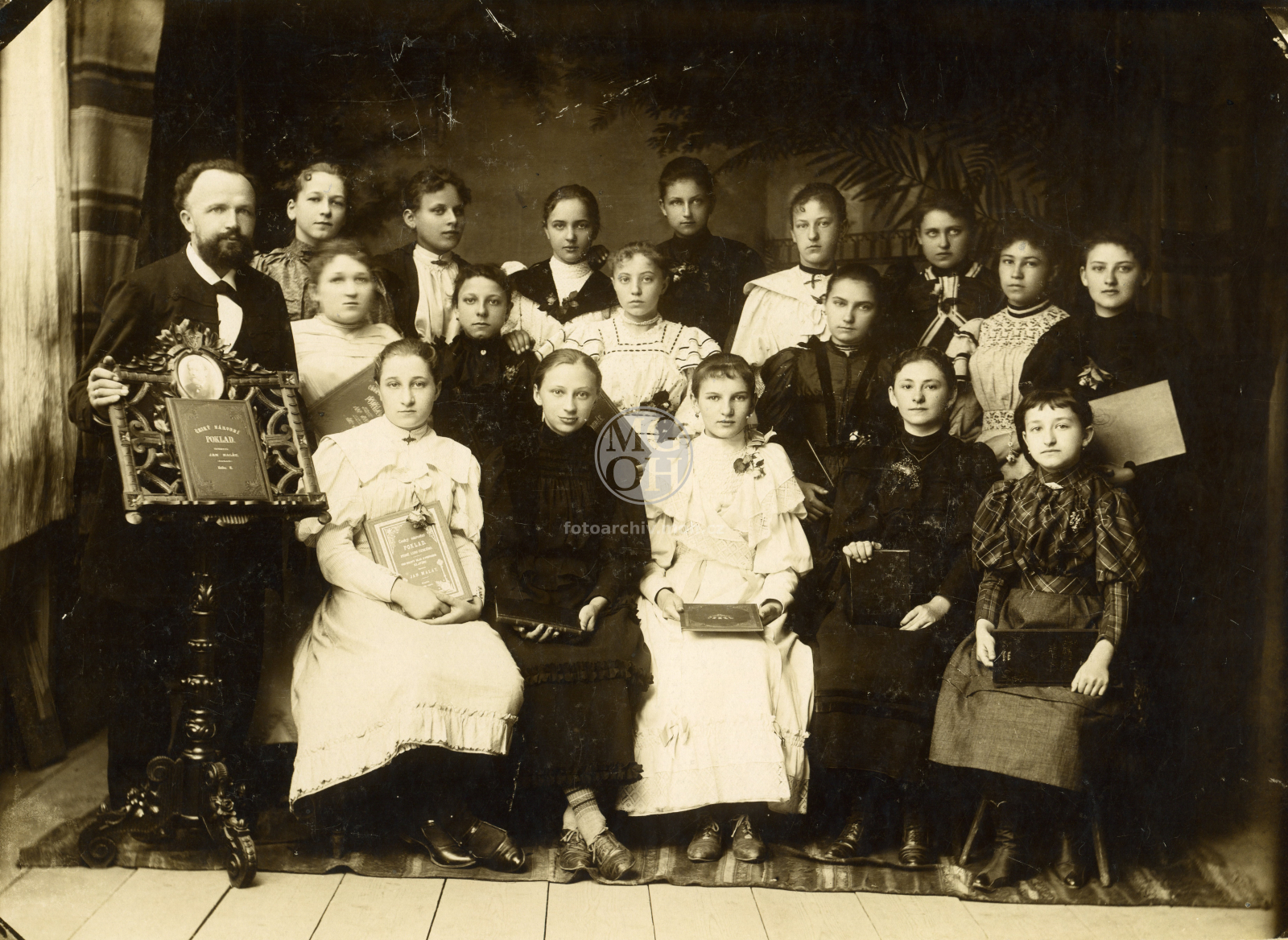 Fotografie - Pam. deska Jos. Vycpálka, spol. obsahující J. V., pěvecký dámský spolek Obč. besedy 
Osoba: Josef Vycpálek [gymnazijní profesor, vlastivědný pracovník; 1847 - 1922]- pamětní deska