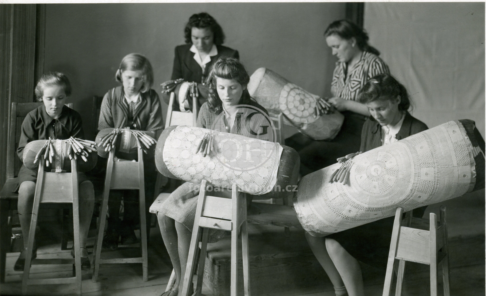 Fotografie - Krajkářky při práci