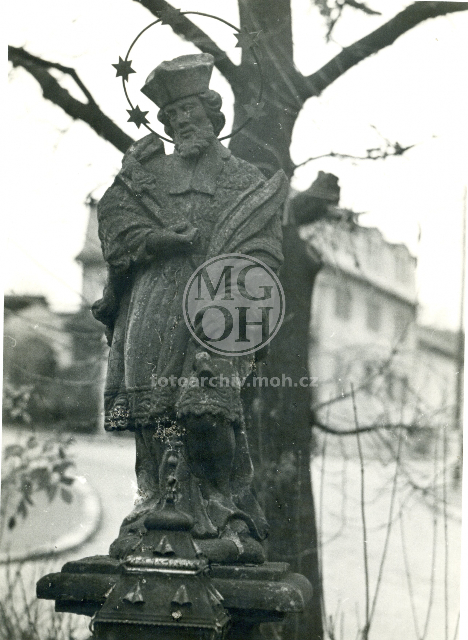 Fotografie - Socha sv. J. Nepomuckého u kostela