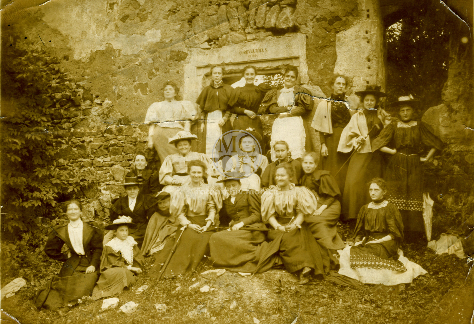 Fotografie - Výletní spol. na hradě a u řeky