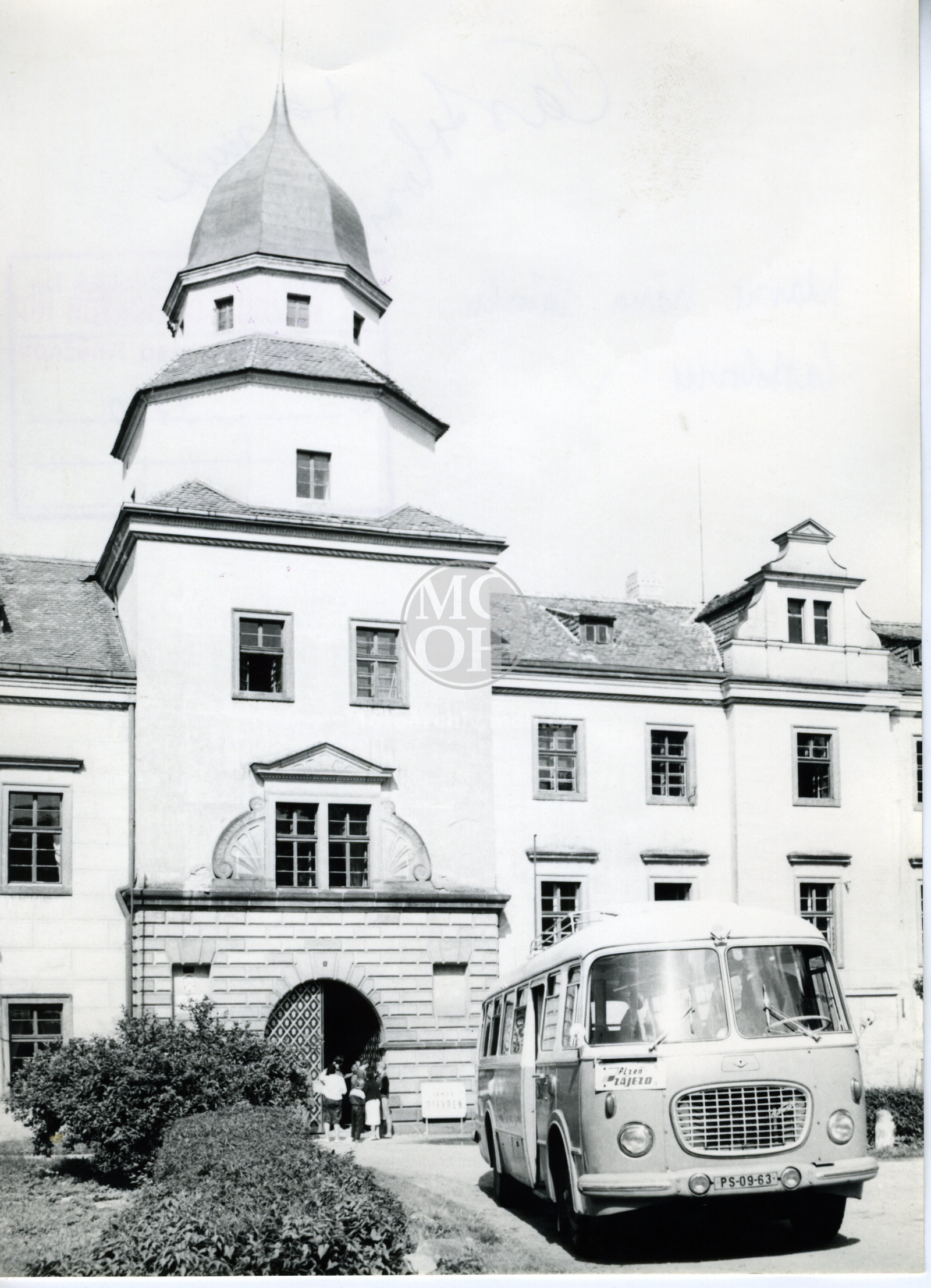 Fotografie - Brána zámku s průčelím