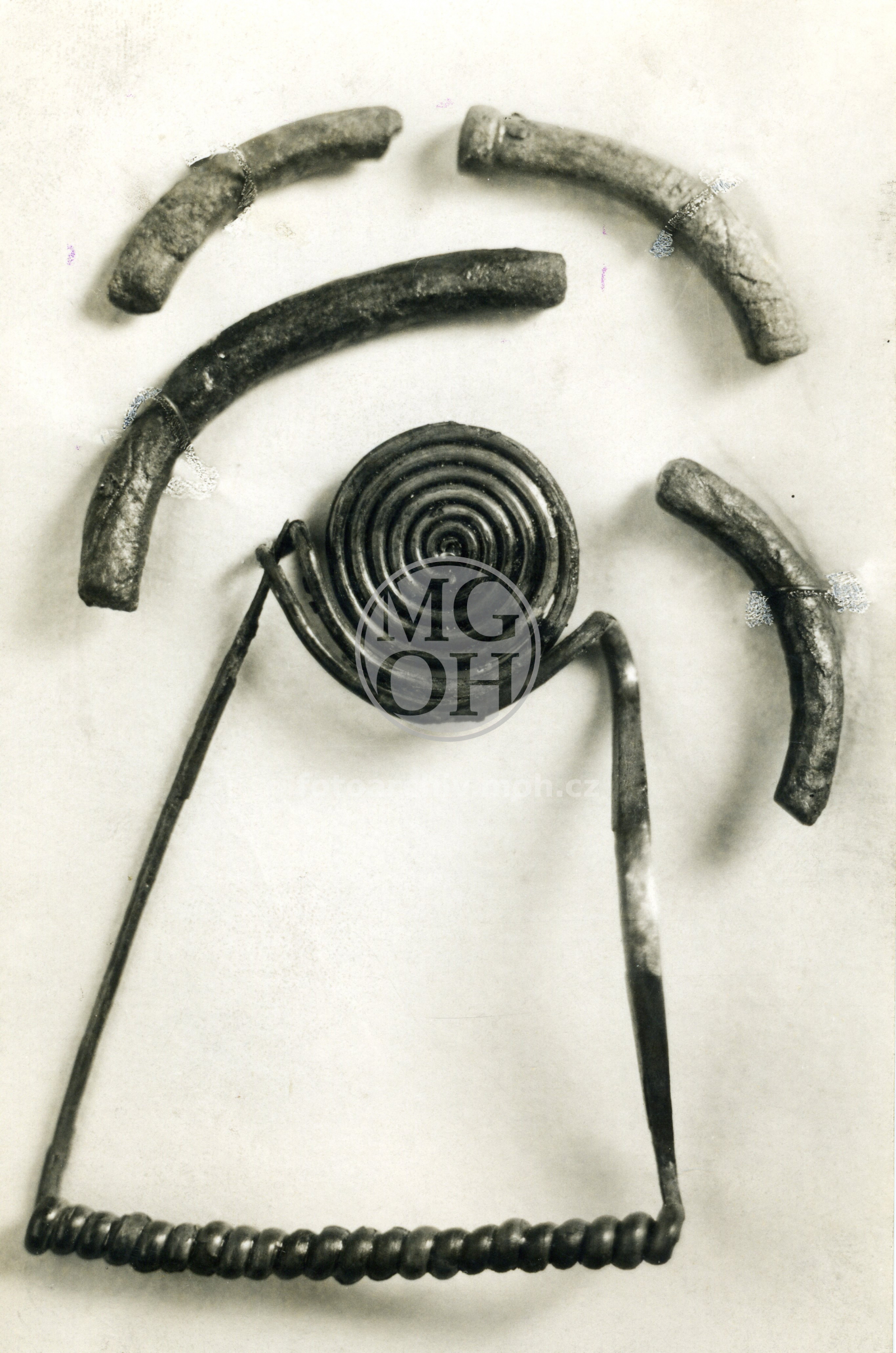 Fotografie - Archeol. nálezy u tov. Židovy (uloženy v m. ve Vamberku)